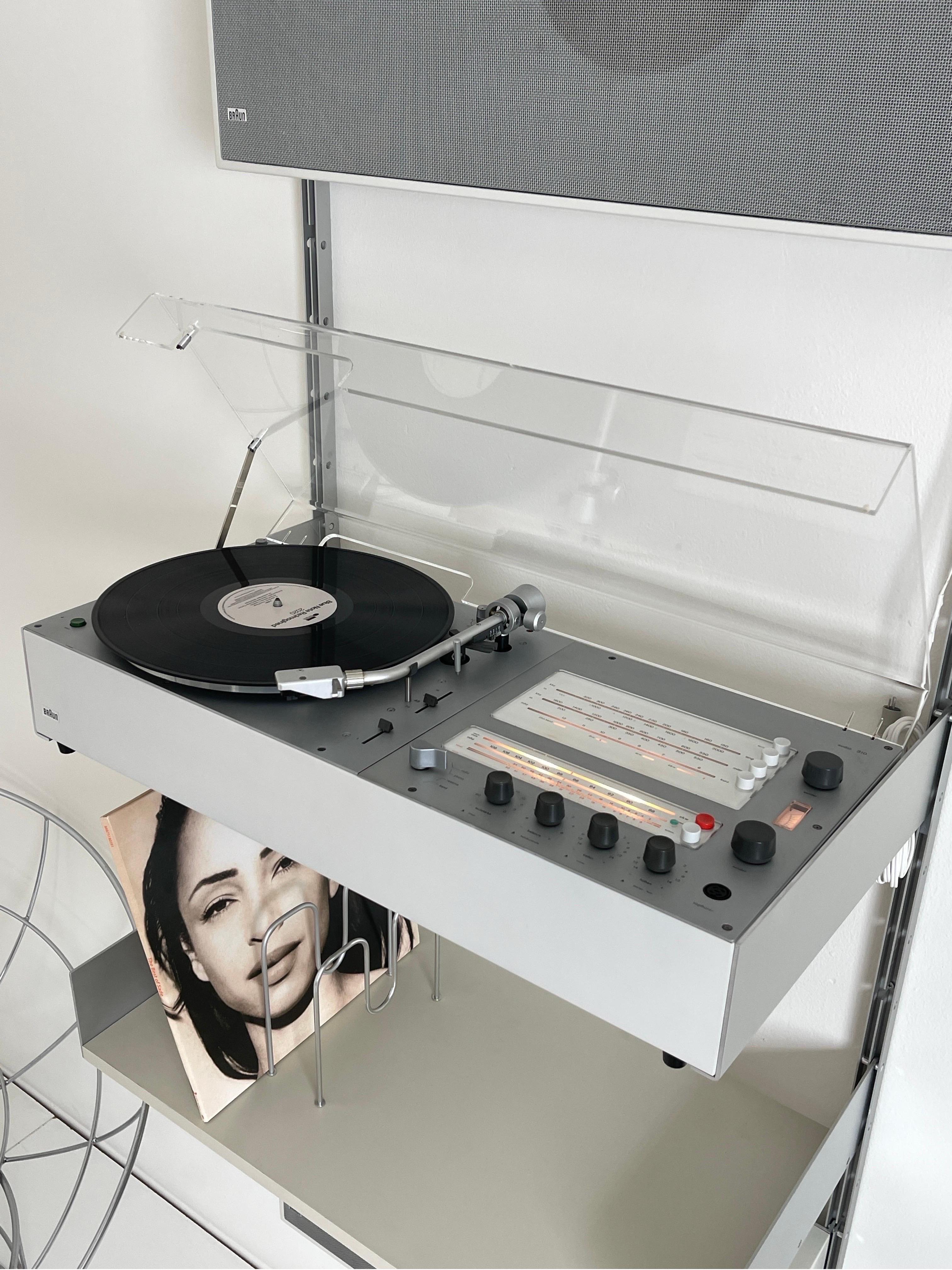 Ohrgehängtes Audiosystem von Braun für die Wandmontage entworfen von Dieter Rams  (Industriell) im Angebot