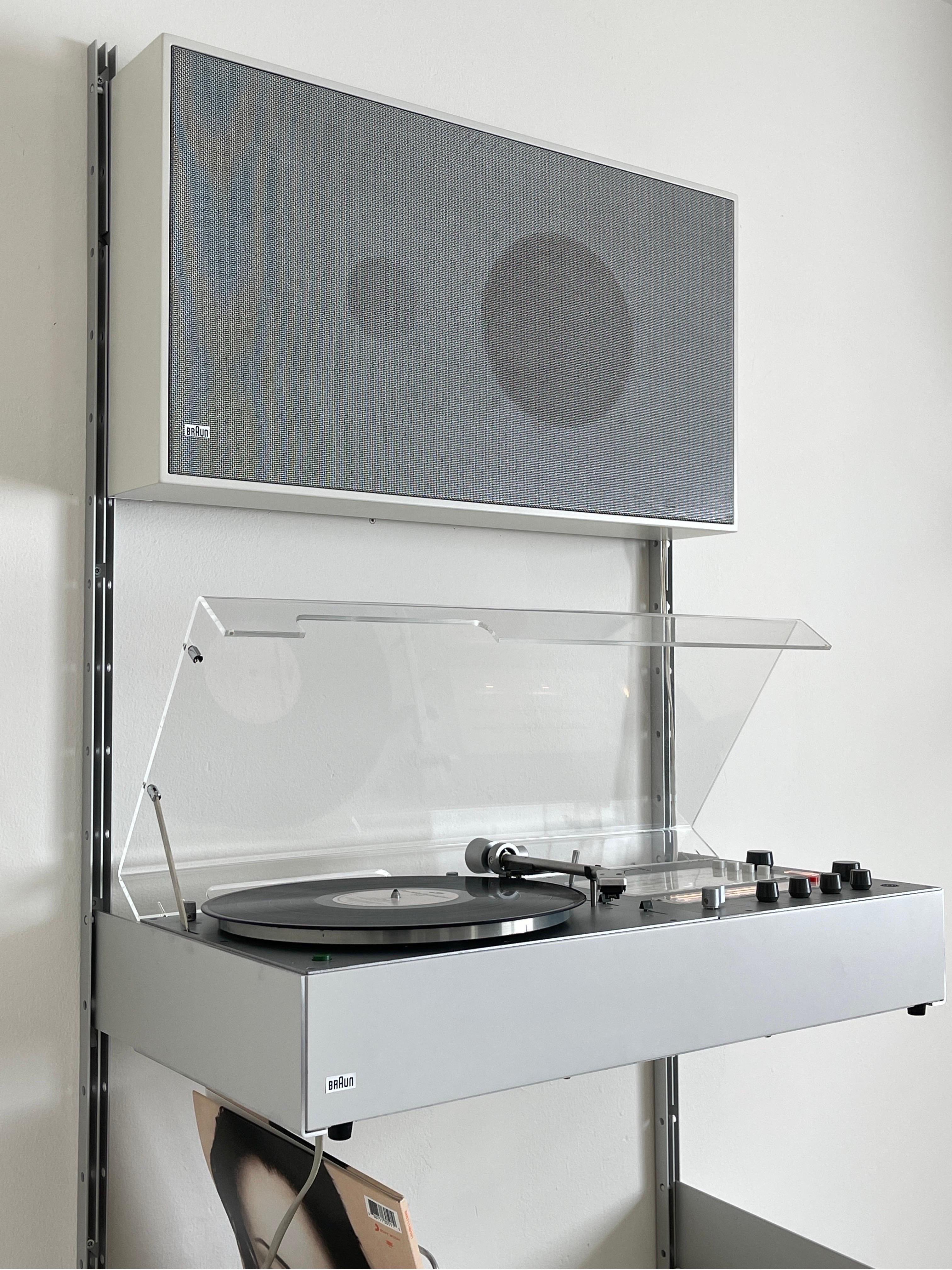 Ohrgehängtes Audiosystem von Braun für die Wandmontage entworfen von Dieter Rams  (20. Jahrhundert) im Angebot