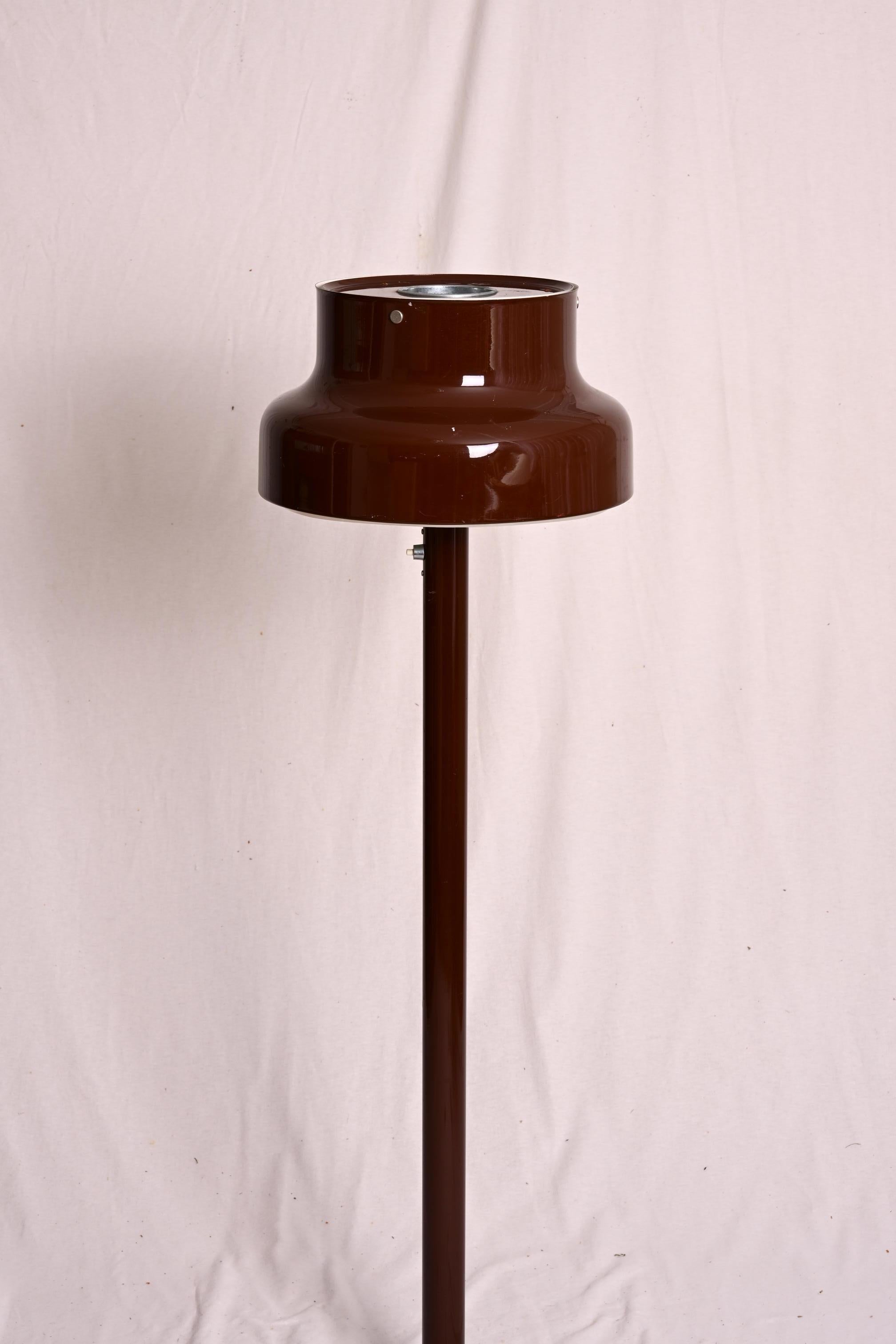 Bumling floor lamp designed 1968 by Anders Pehrson for Ateljé Lyktan. Aluminum base with a middle rod fitted with one E27 socket shade steel lacquered and plastic grid. Very good condition. 