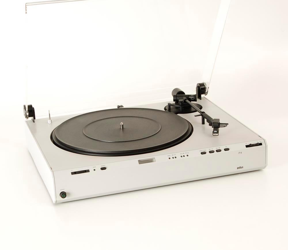 Braun P4 turntable direct drive, fully automatic. Legendary turntable designed by Dieter Rams and Peter Hartwein in 1984. Record player with original Braun (MC) pickup system with new Audio Technica AT-30E MC needle. Via e.g. Braun CC4 remotely