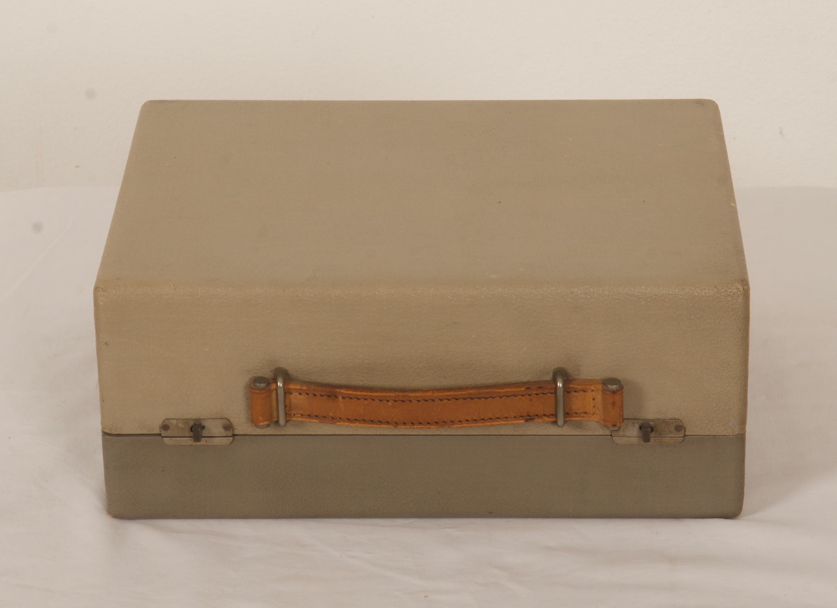 Tourne-disque Braun Pc3 Design/One en Allemagne dans les années 1950 par Wilhelm Wagenfeld, Dieter Rams pour Max Braun AG, Francfort-sur-le-Main. M., 
Entièrement restauré par un spécialiste Brun.