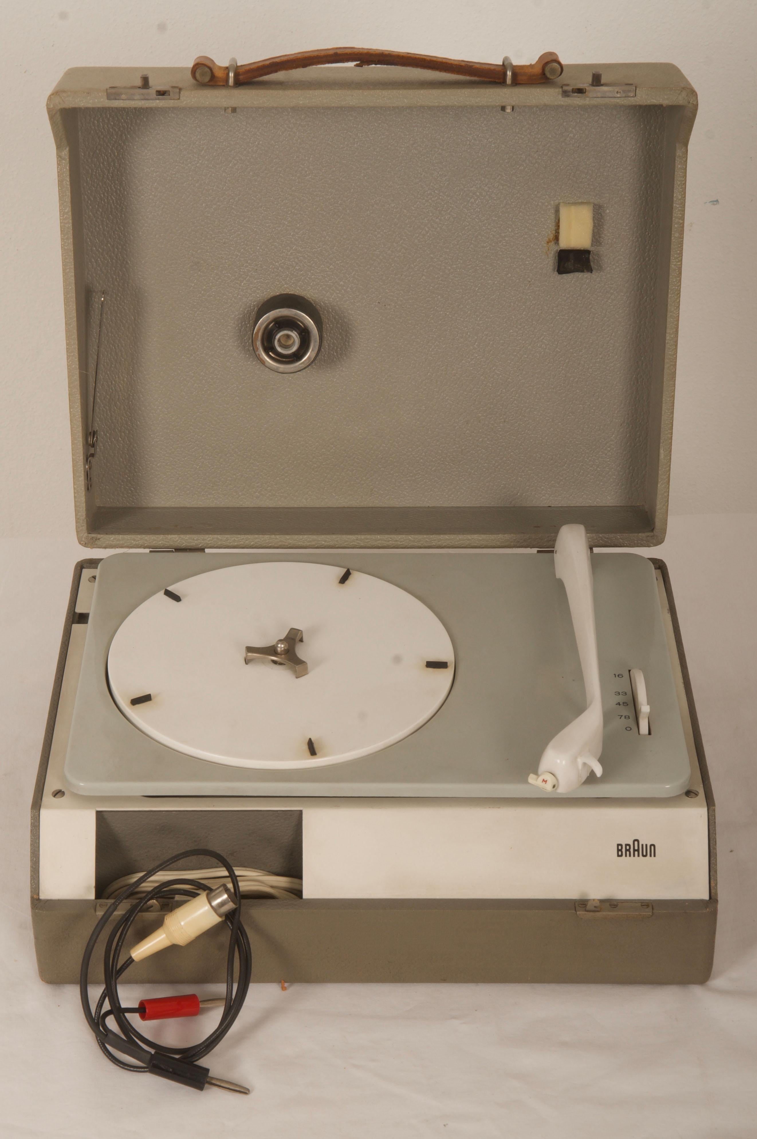 Tourne-disque PC3 de Braun par Wilhelm Wagenfeld et Dieter Rams État moyen - En vente à Vienna, AT