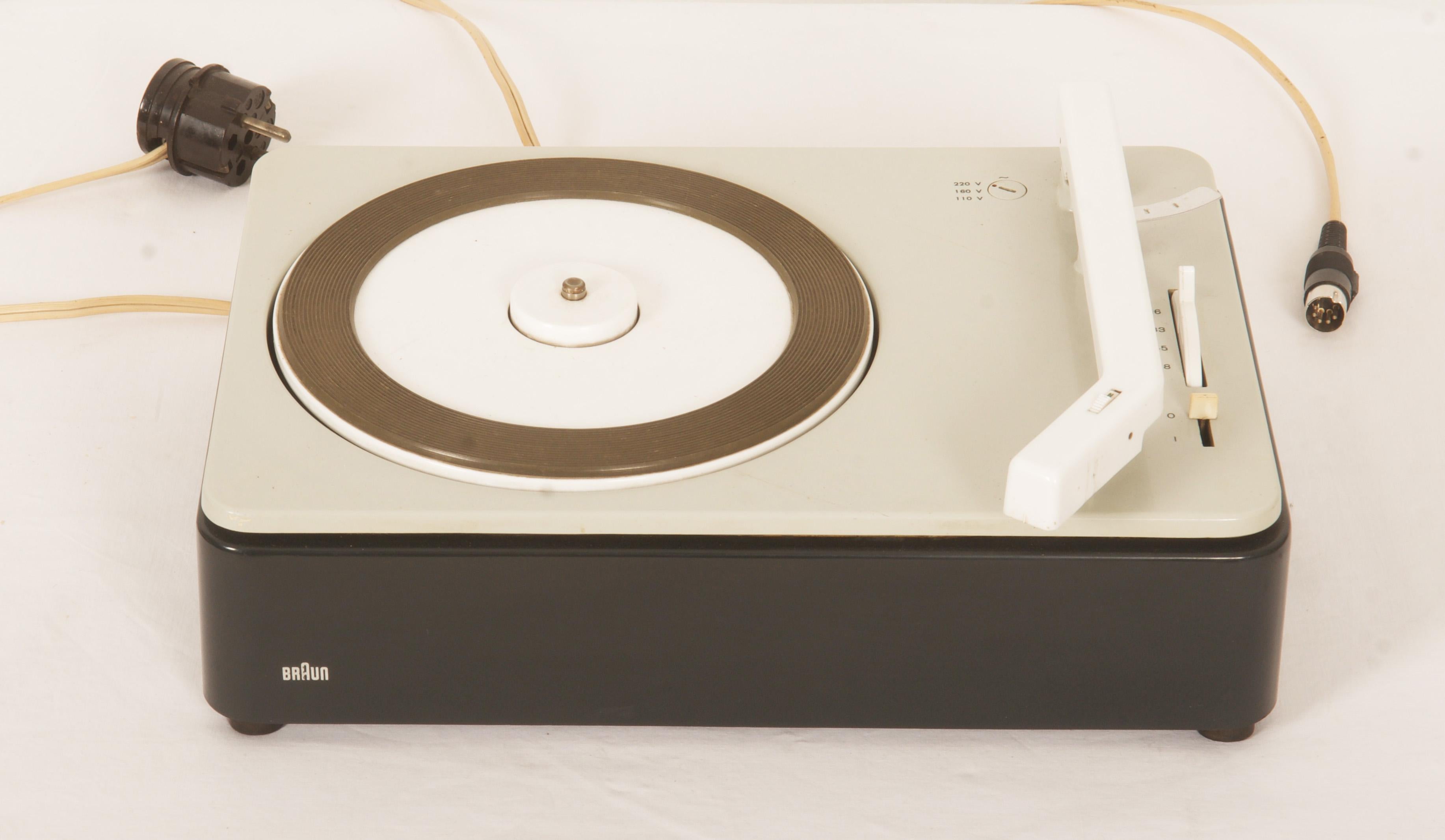 Tocadiscos Braun PCS 4. Diseñado en Alemania en la década de 1960 por Hans Gugelot, Dieter Rams para Max Braun AG, Frankfurt a. M., 
Totalmente restaurada por un especialista de Brun.