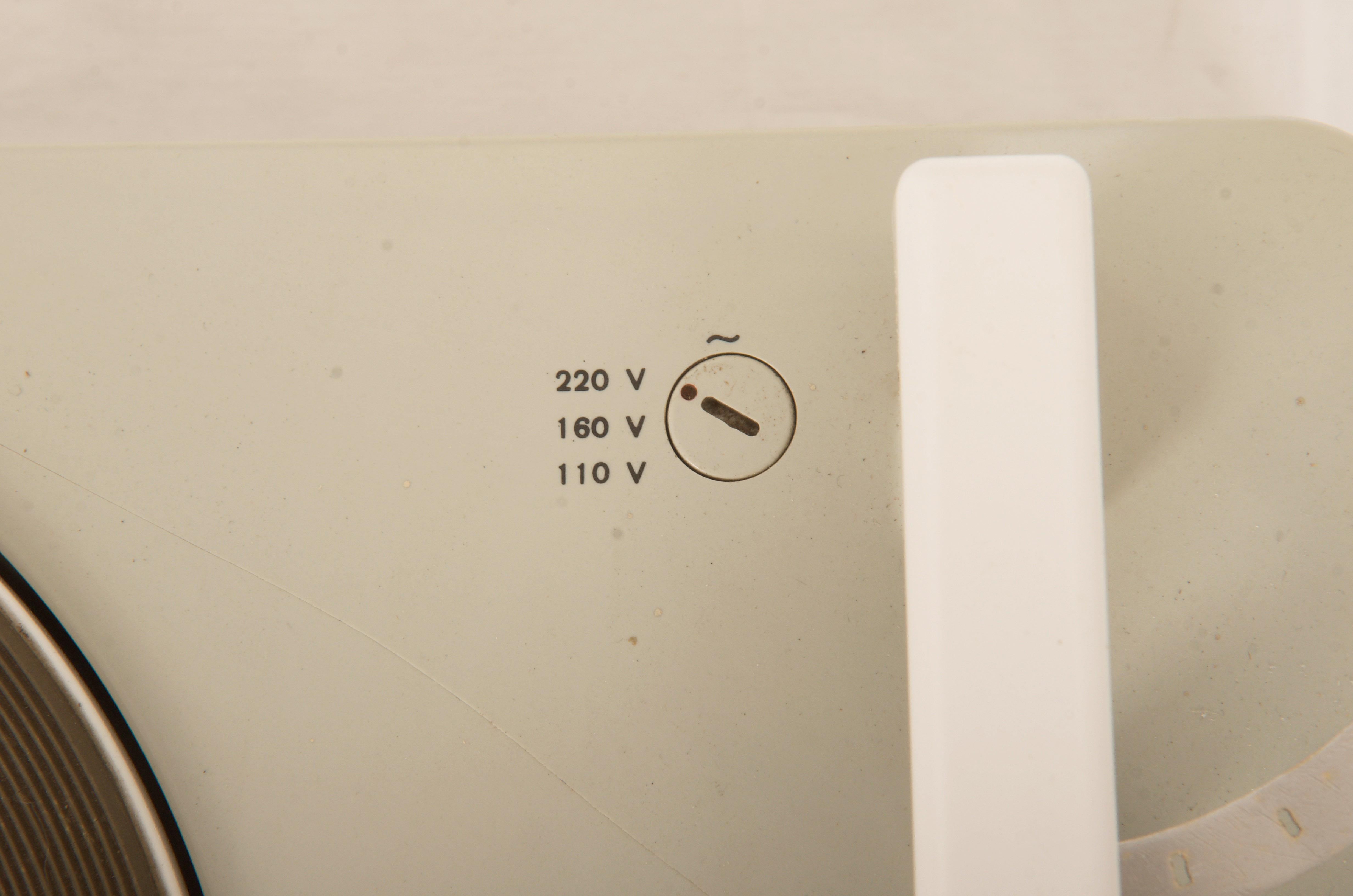 Tocadiscos Braun PCS4 de Hans Hugelot y Dieter Rams mediados del siglo XX