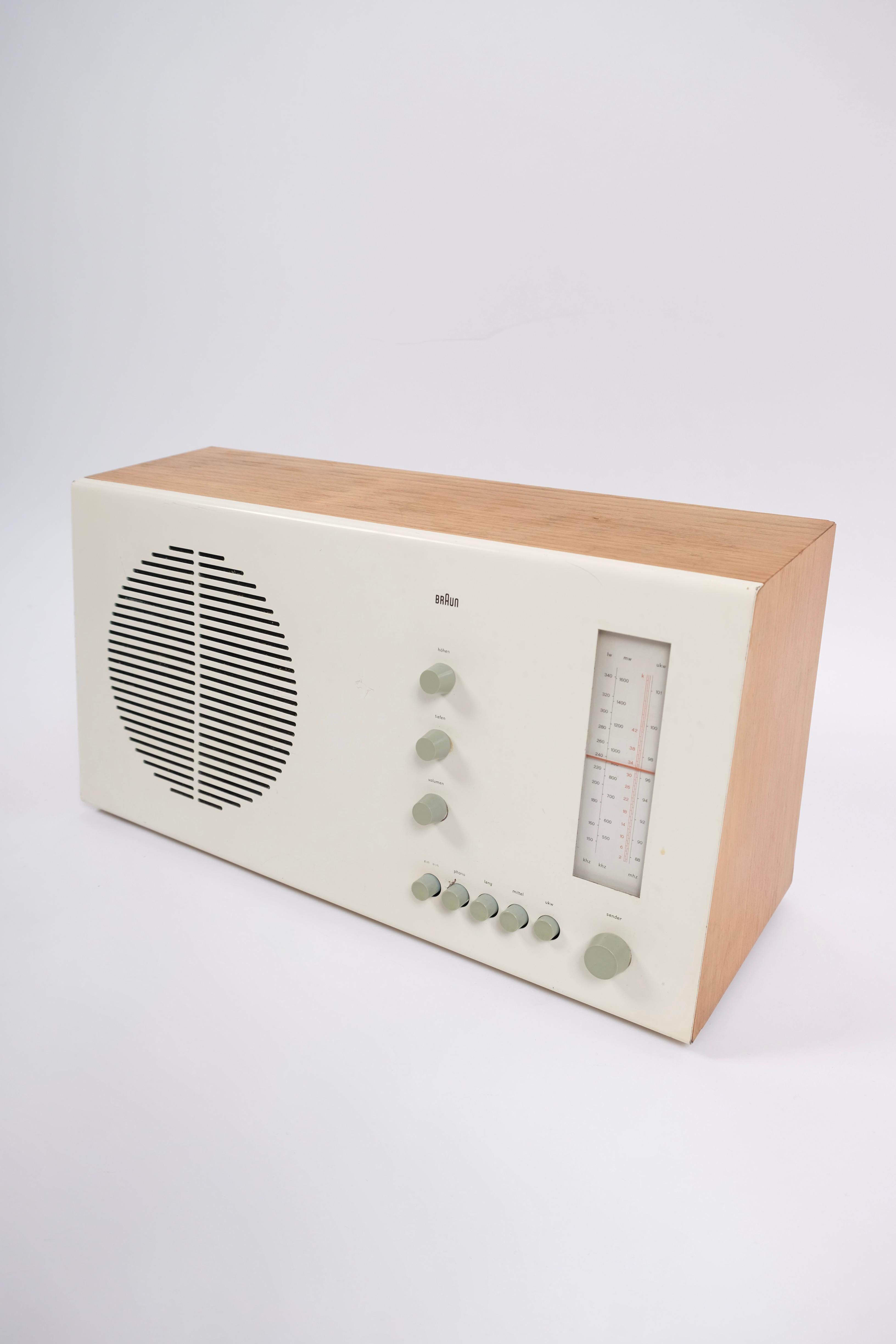 Cult classic design RT 20 radio by the minimalist Dieter Rams.

The Radio is in working order with european electric plug.