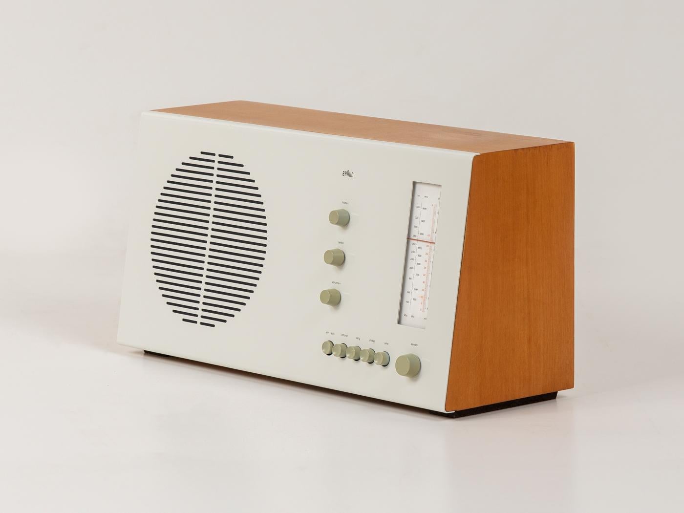 Le classique du design RT 20 de Dieter Rams pour Braun datant de 1961. Radio de table avec corpus en bois plaqué frêne et façade en métal laqué blanc. Fabriqué en Allemagne.

Le recto a été repeint et réimprimé avec la typographie originale de Braun
