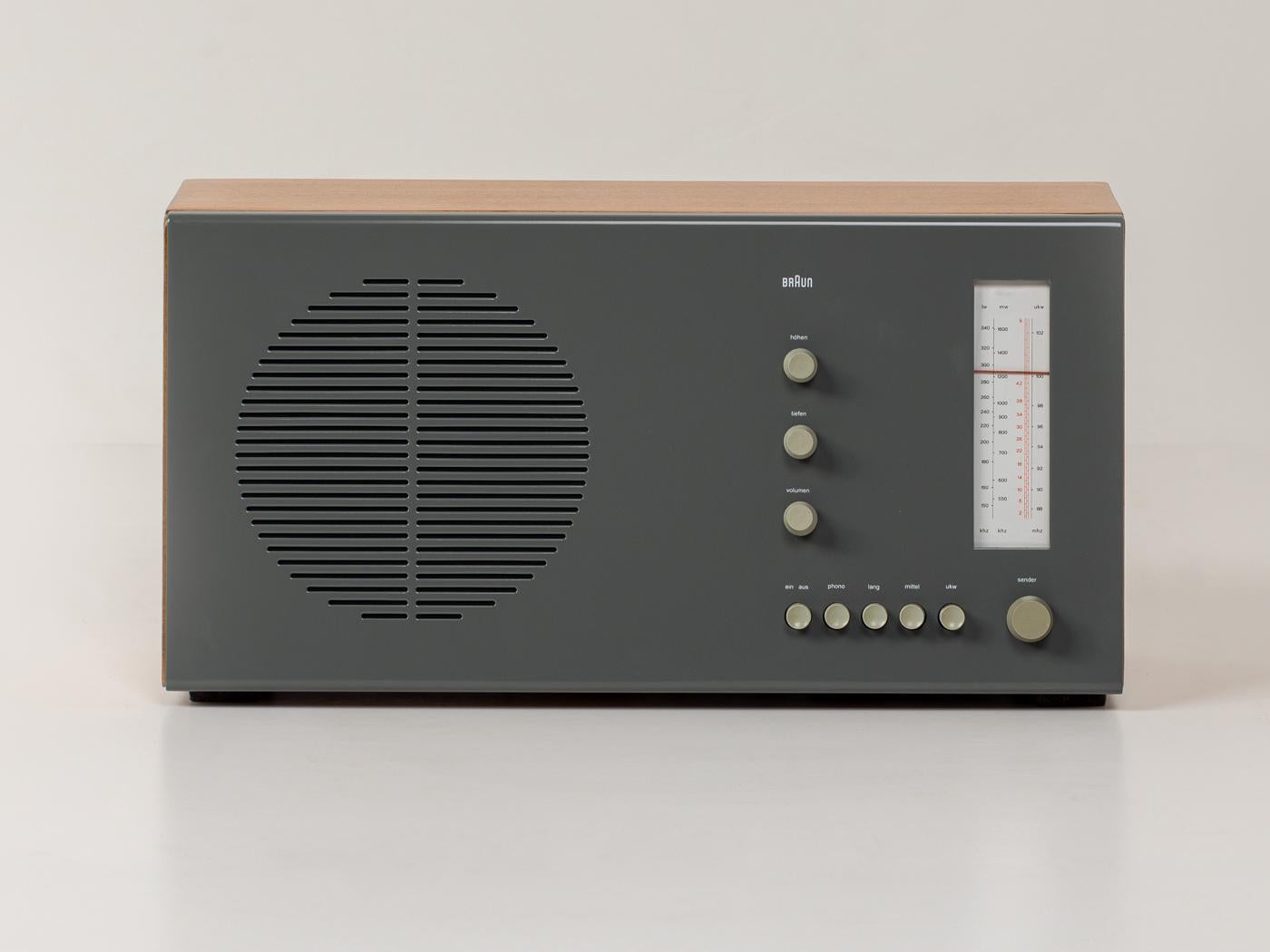 Le classique du design RT 20 de Dieter Rams pour Braun datant de 1961. Radio de table avec corpus en bois plaqué frêne et façade en métal laqué gris. Fabriqué en Allemagne.

Le recto a été repeint et réimprimé avec la typographie originale de Braun