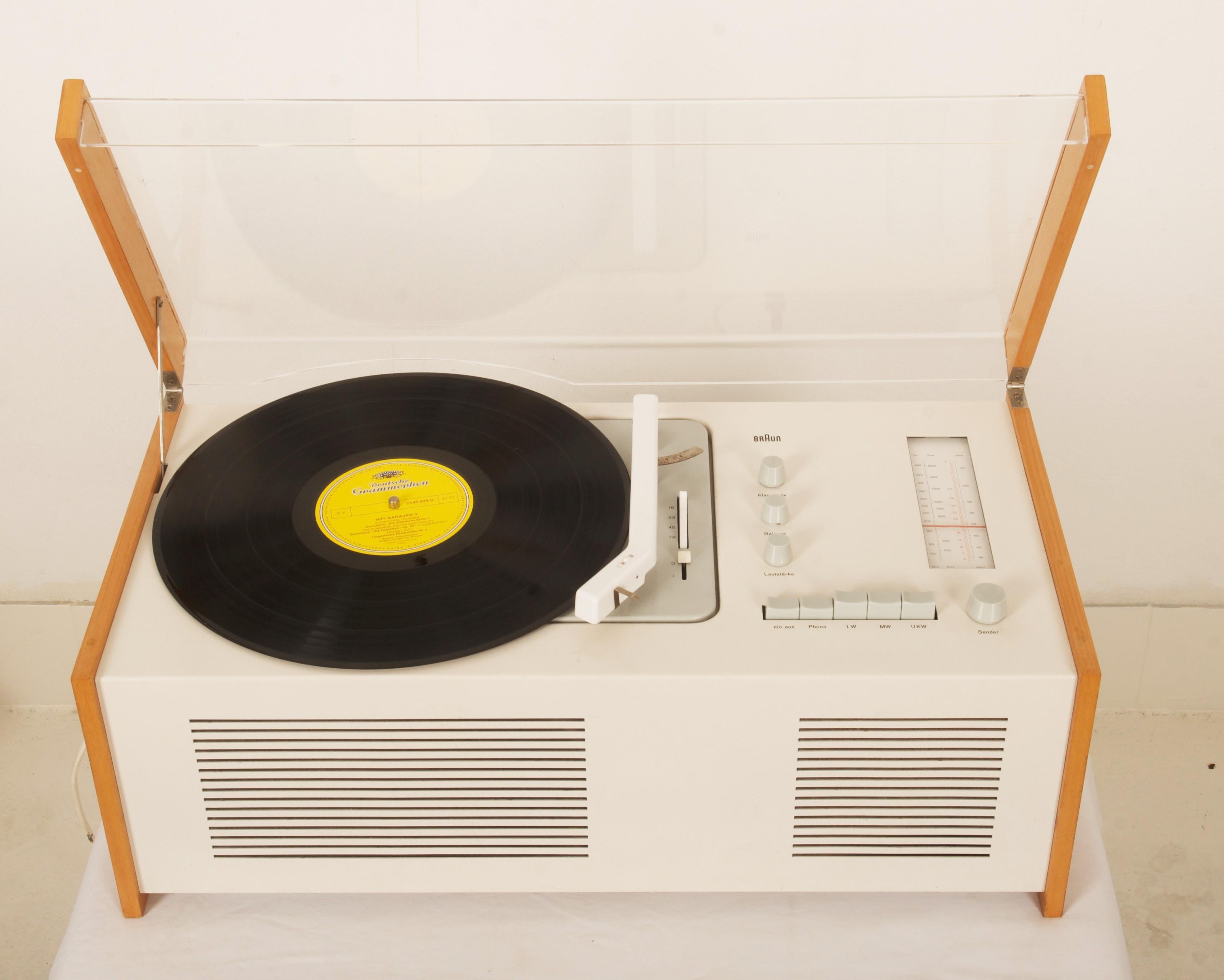 Radio-Phono-Kombination Braun SK 61. Design in Deutschland 1962 von Hans Gugelot, Dieter Rams in Zusammenarbeit mit Otl Aicher (Senderwaage), für die Max Braun AG, Frankfurt a. M., 
Vollständig restauriert von einem Brun-Spezialisten.