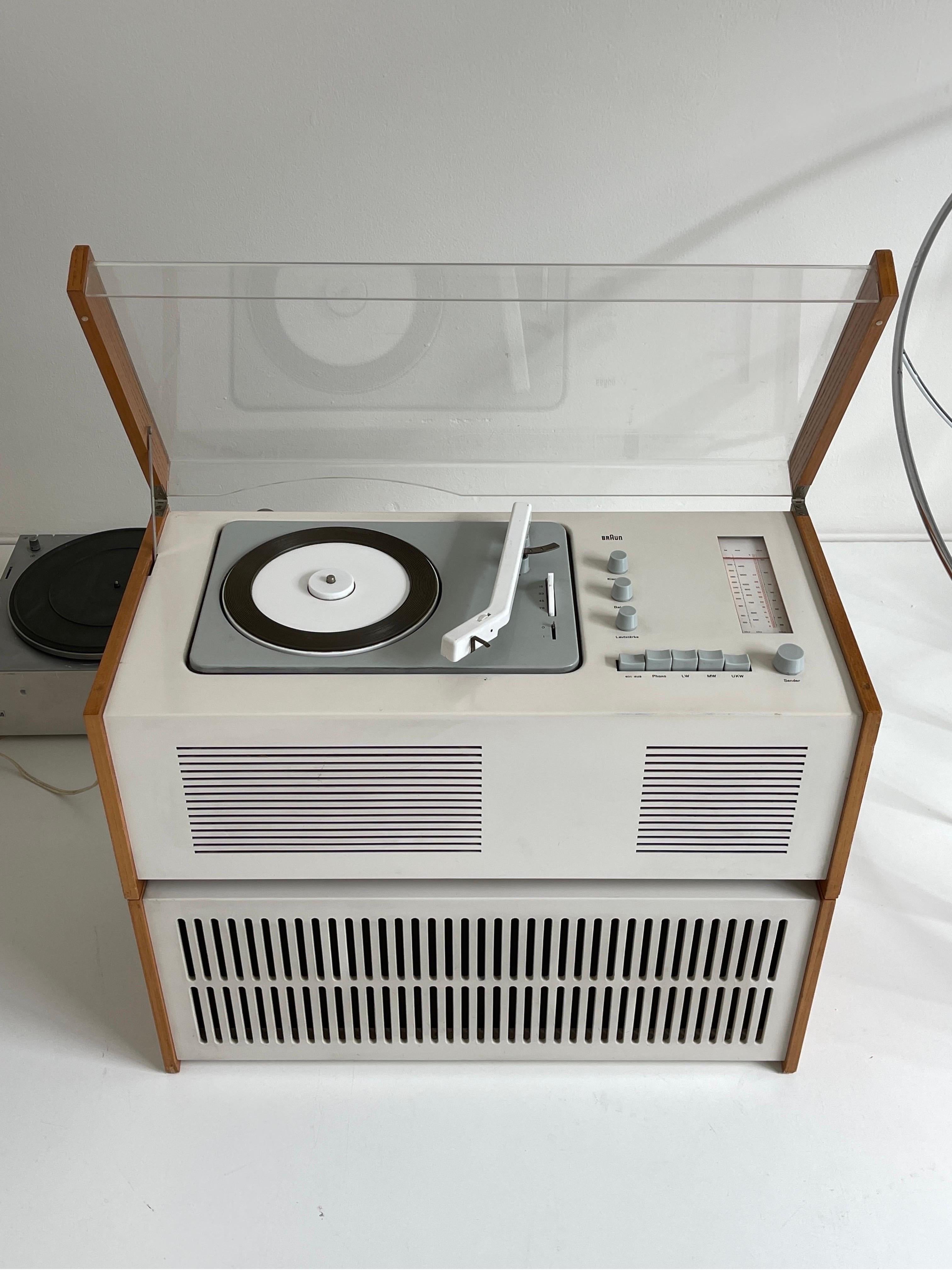 Braun SK61 Plattenspieler, entworfen von Dieter Rams und Hans Hugelot, 1961. Ausgestattet mit Plattenspieler und AM/FM-Radio. Braun L1-Lautsprecher aus den 1950er Jahren enthalten. In gutem Vintage-Zustand. Es ist voll funktionsfähig und wurde von