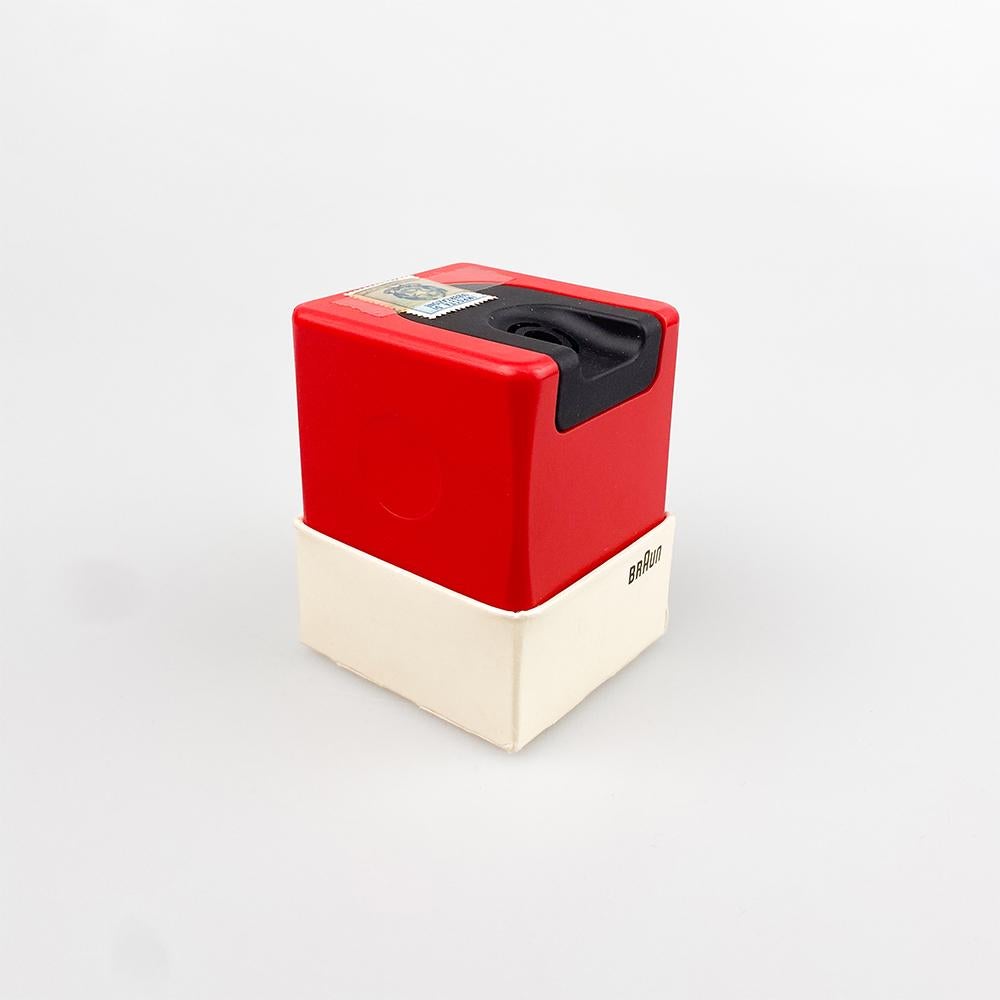 Braun T3 table lighter designed by Dieter Rams, 1970.

Made of red and black plastic.

The lighter works with a 15v battery.

It retains the original box, instructions and the original battery, as well as the manufacturing stamp on the top. Not