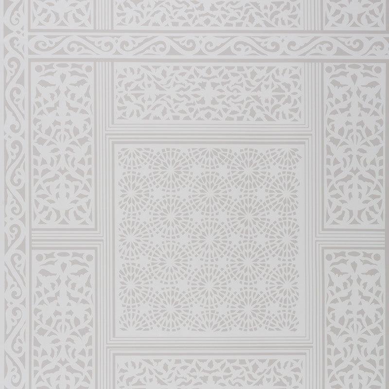 Braunschwig and Fils Bombay, Dove, double rouleau de papier peint à la main, États-Unis.  Magnifique coloris blanc cassé, beige clair et gris clair.  Motif géométrique inspiré des carreaux traditionnels indiens. Imprimé à la main aux États-Unis. 