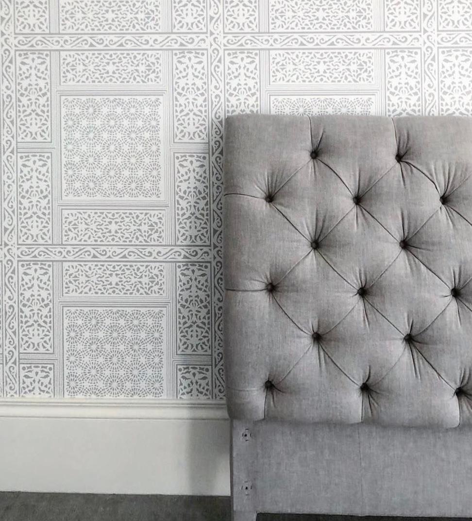 Moderne Brunschwig and Fils Bombay, Dove, double rouleau de papier peint à la main, États-Unis. en vente