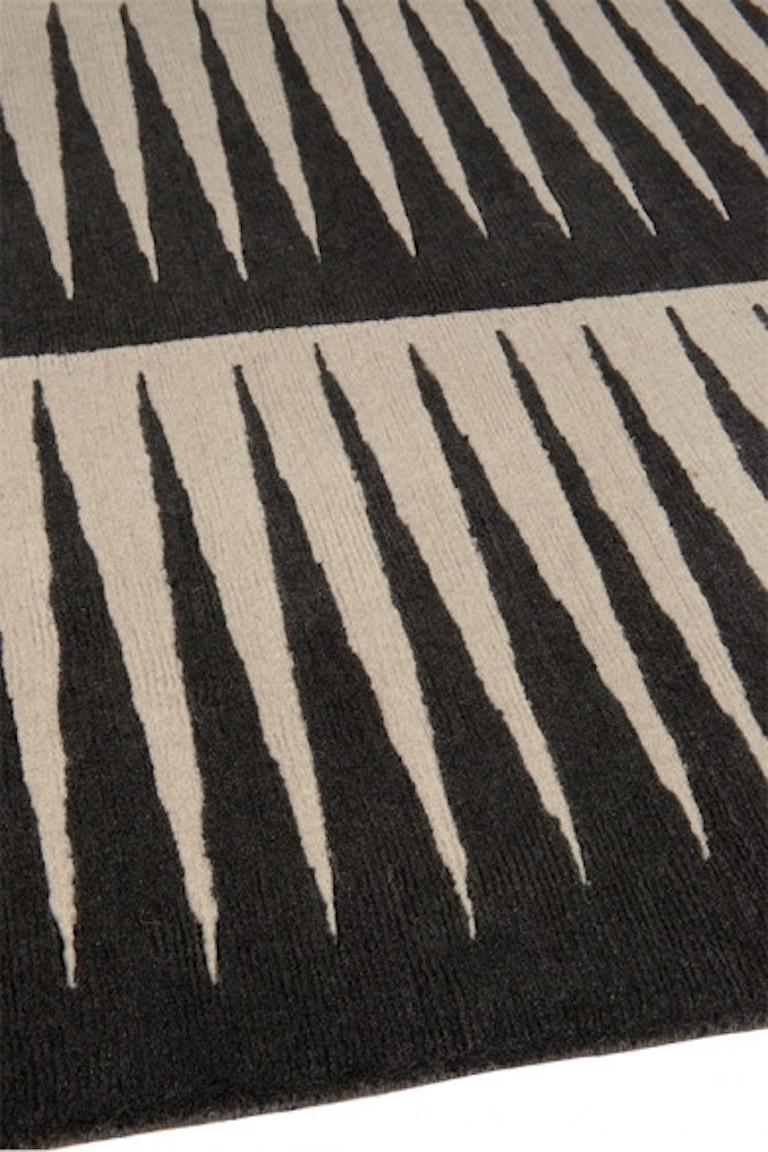 Moderno Runner Bravado Graphite in lana e seta annodata a mano di Kelly Wearstler in vendita
