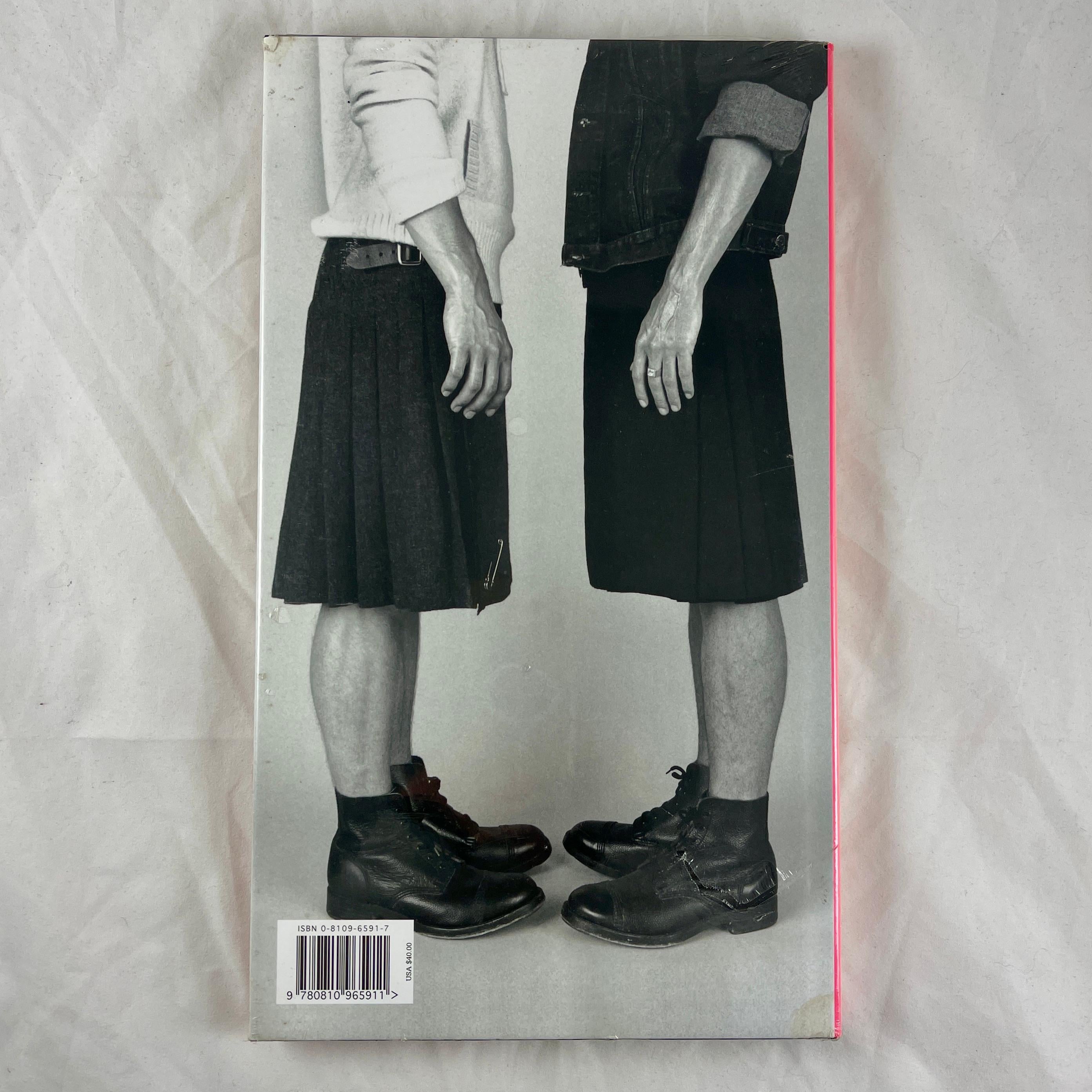 Anglais Bravehearts - Men In Skirts MOMA Costume Institute, 1ère édition rétrécie et emballée en vente
