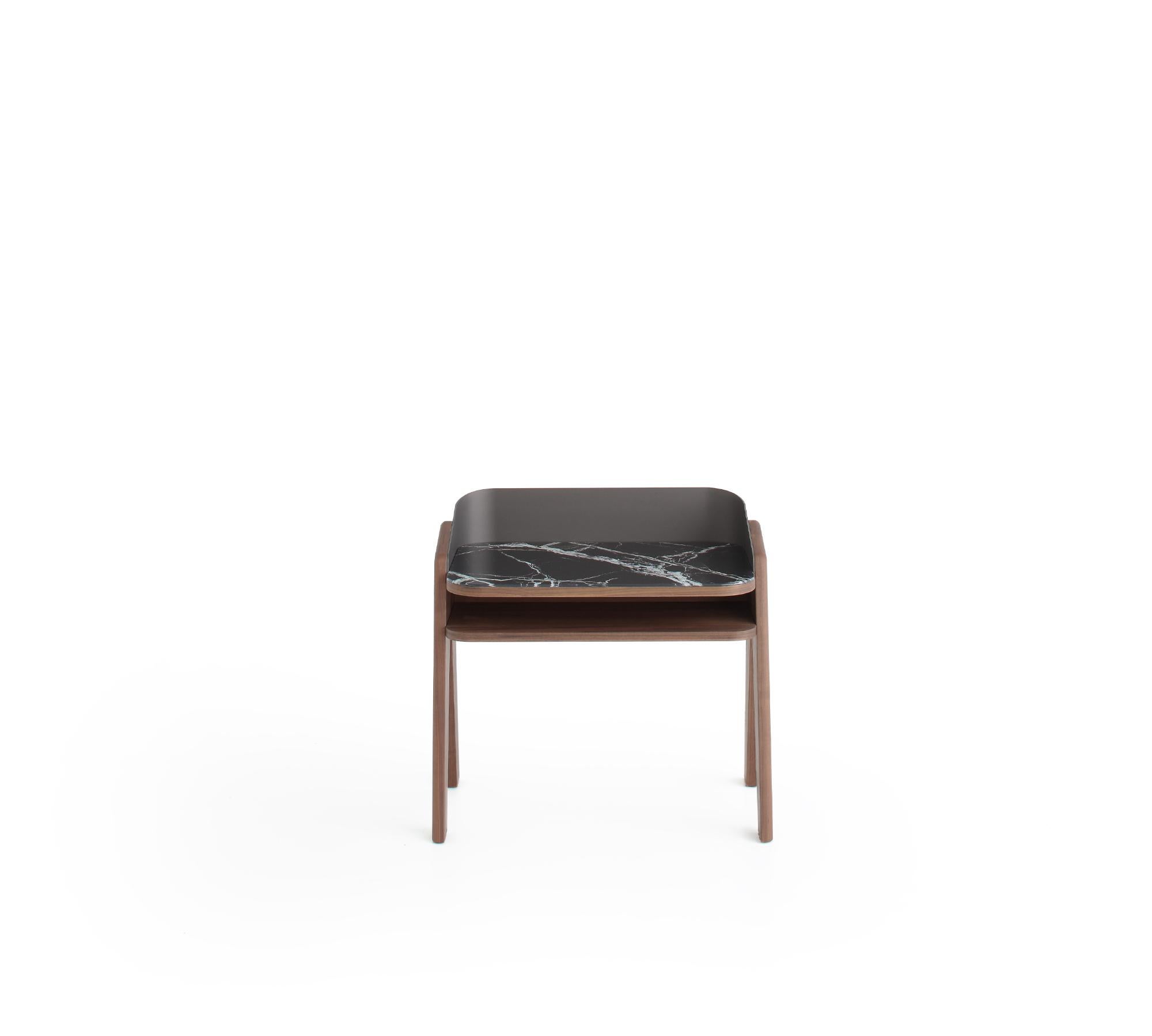Comodino Bravero in noce e vetro di Breccia Imperiale di Morica Design
Dimensioni: D 40 x L 65 x H 62 cm
Materiali: Noce canaletto, vetro Breccia Imperiale, metallo.

Disponibile in legno di Noce Canaletto, Rovere Laguna o Oak.