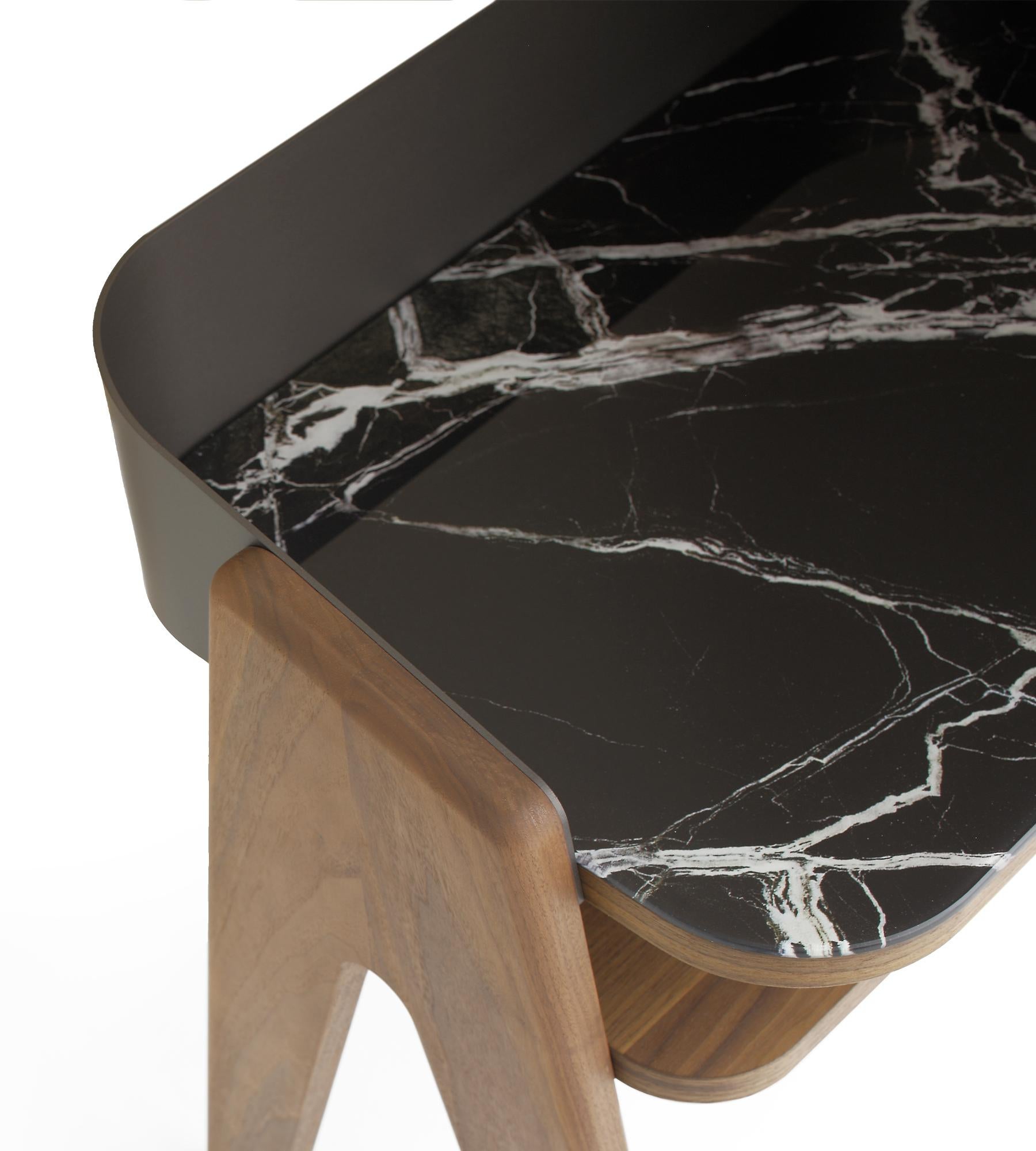 XXI secolo e contemporaneo Comodino Bravero in noce e vetro di Breccia Imperiale di Morica Design in vendita
