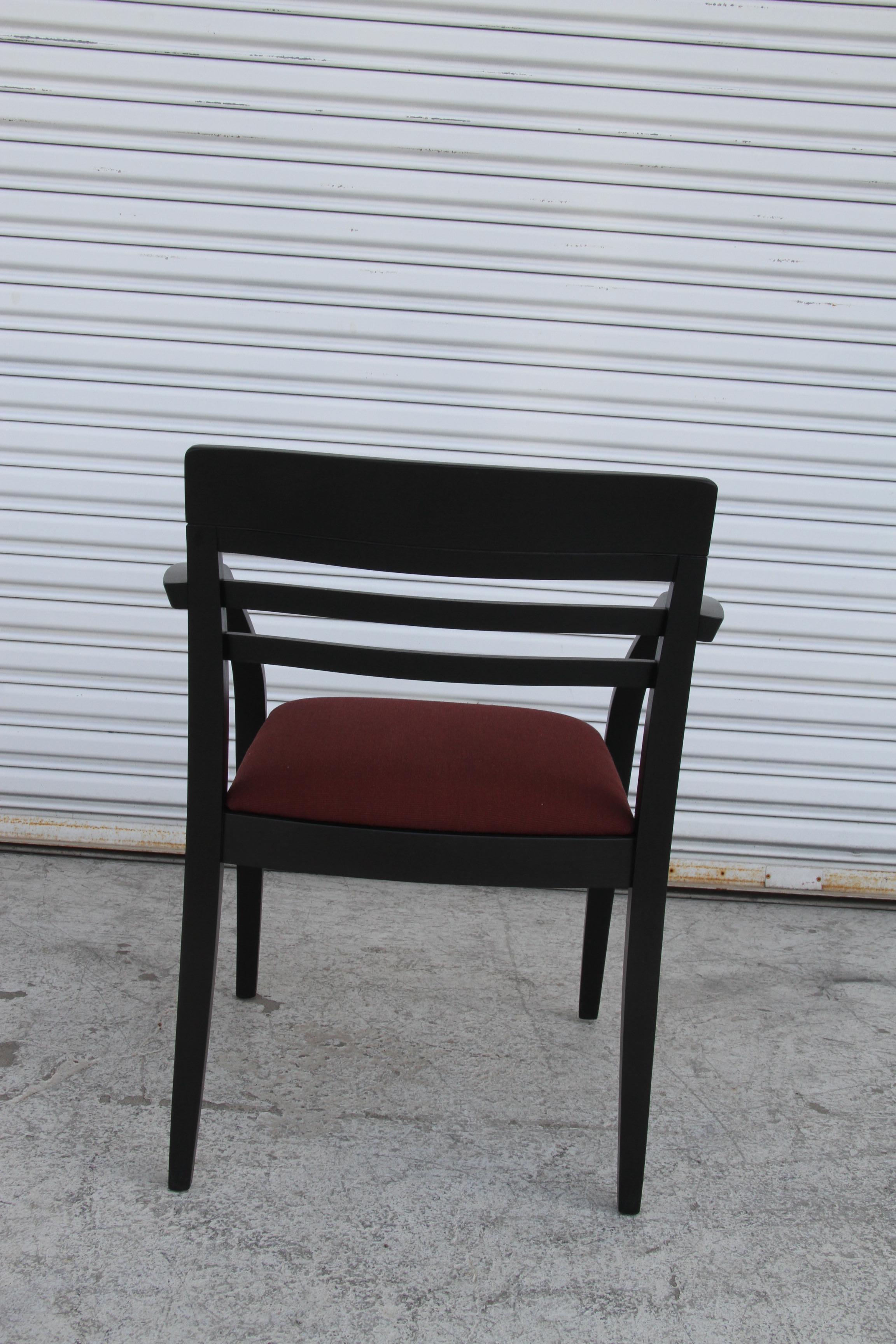Se trata de un par de sillones de invitados Brayton Designs. Las sillas tienen un bonito tejido con brazos esculpidos. La madera está ebonizada, lo que da un bonito contraste de color con la tela.

Un bonito complemento para cualquier oficina o
