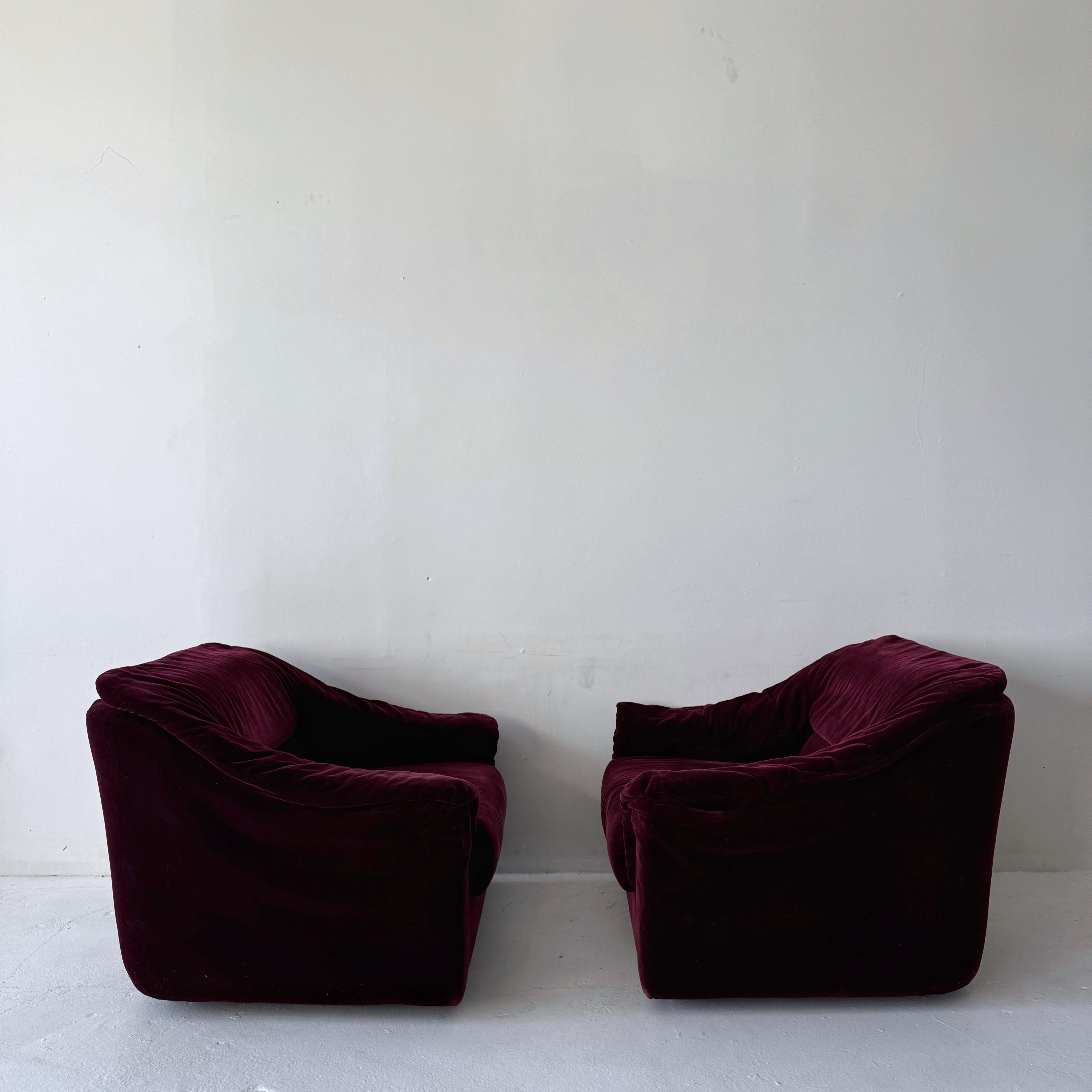 Pareja de esculturales sillones club tapizados en mohair de color magenta intenso. Producidas por Brayton International (filial de Knoll), estas piezas unen el glamour del Art Decó con el diseño de inspiración italiana de los años setenta. Sus