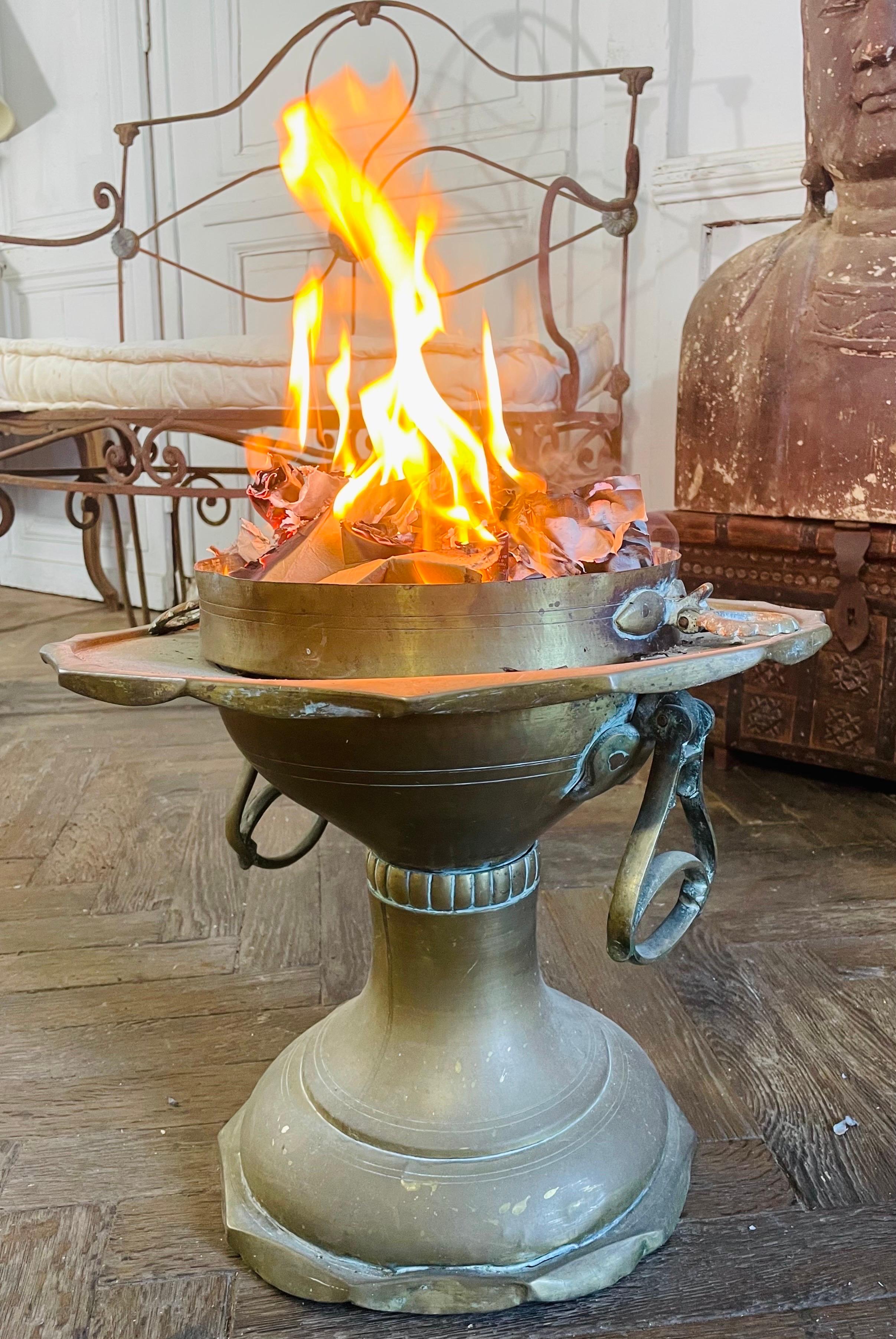 Copper brazier, fire dish, brazier
nineteenth century
Very Nice and decorative. 
Removable inner tank for easy maintenance. 

The hearth is made to contain burning embers, but can also accommodate plants or water.
The copper bowl is removable