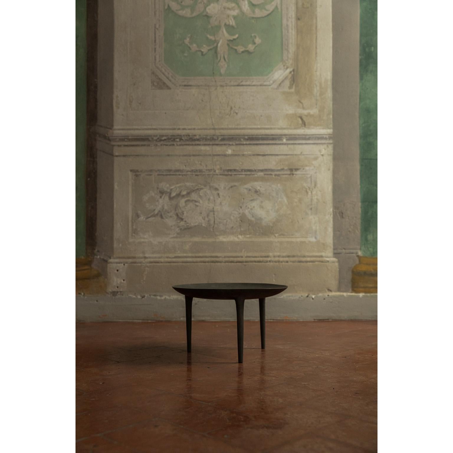 Brazier de Rick Owens,
2007
Dimensions : L 42 x L 42 x H 25 cm
Matériaux : Bronze
Poids : 18.5 kg

Disponible en noir et en finition nitrate.

Rick Owens est un créateur de mode et de mobilier originaire de Californie qui a développé un style unique