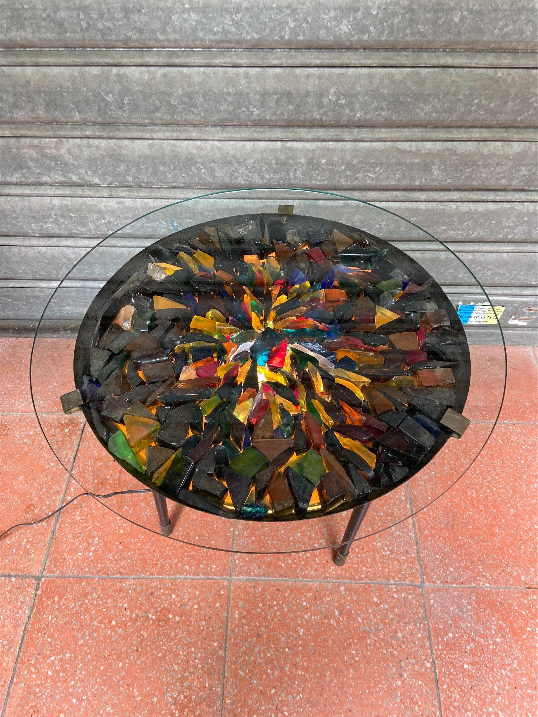Brazier coffee table - Italy - 1970s
Murano glass top and tripod iron structure
A multicolored glass composition giving a 