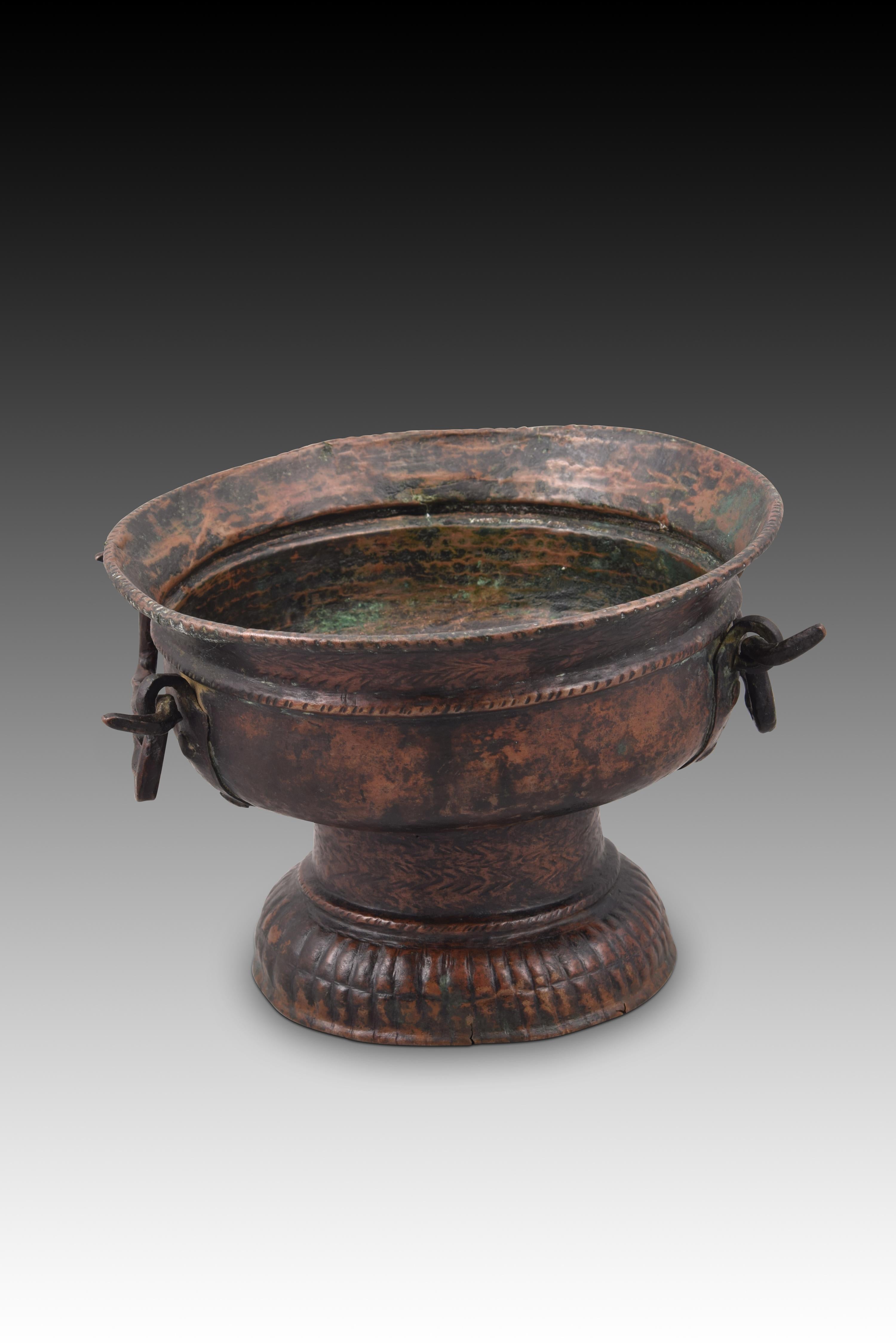 Brazier. Copper. Possibly Castile, 16th century. 
Brazier made of copper with a circular foot decorated with vertical bands, a low tubular shaft enhanced with a fine roped molding and a semicircular body, with a wide mouth that flares outwards, and
