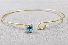 Pulsera rígida de oro amarillo de 18 quilates con aguamarina de Brasil y piedras preciosas