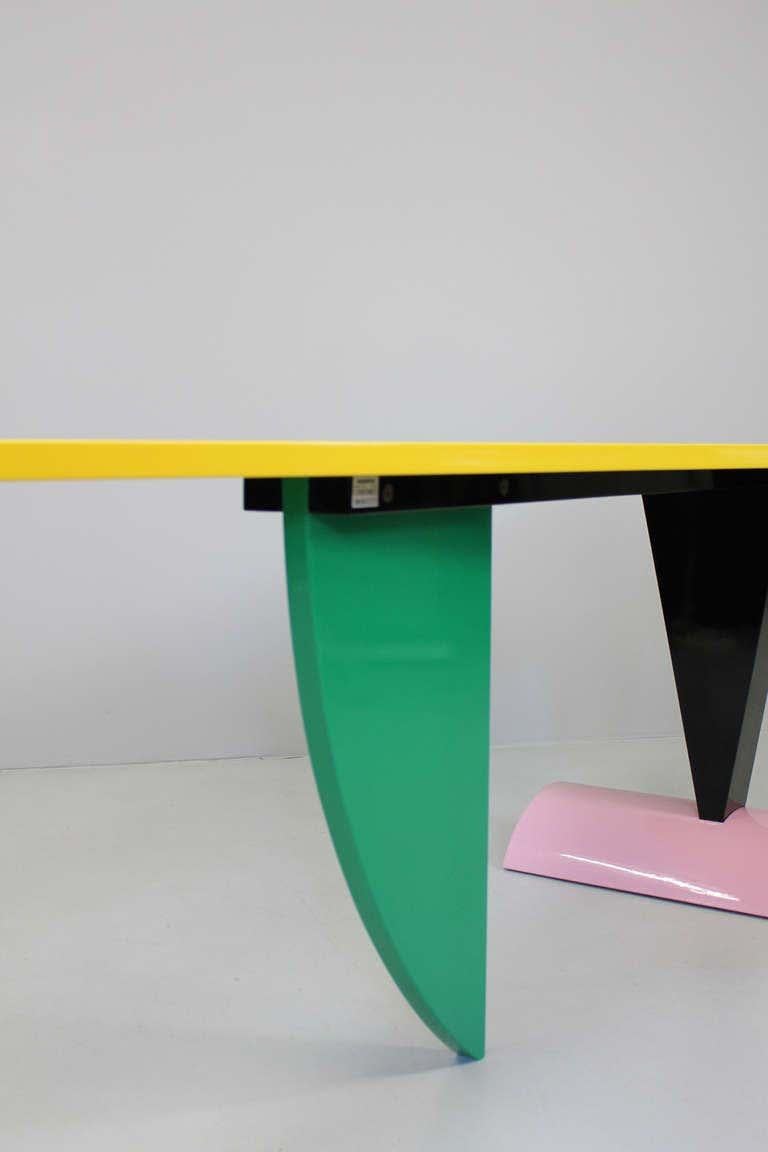 Bureau « Brazil » de Peter Shire pour Memphis Milano, 1981
Sculpturale, la table / console Brazil a été dessinée en 1981 par le céramiste américain Peter Shire. Réalisée en bois laqué, elle se compose d'un plateau triangulaire jaune soutenu d'un