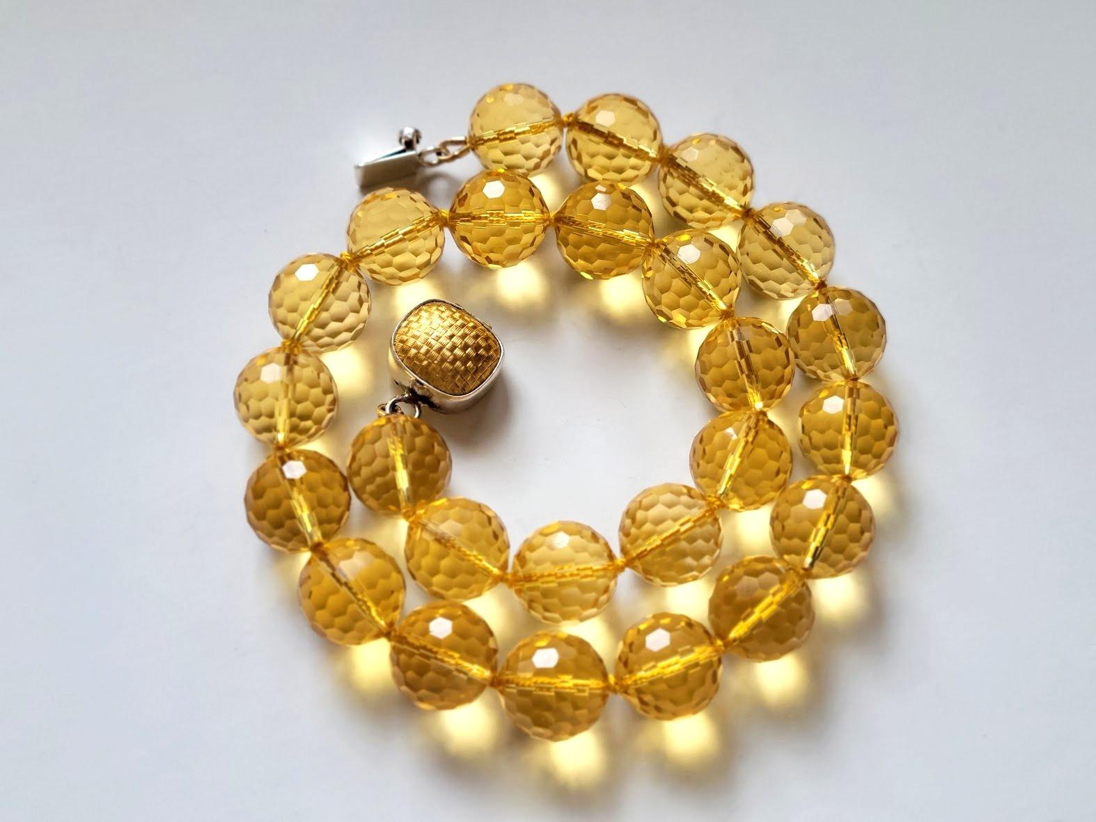 Marquis de Pompadour said: “Champagne is the only drink that leaves a woman still beautiful after drinking it.”
These citrine beads seem to be filled with champagne.
And you will radiate with even more beauty wearing this citrine necklace.
It would