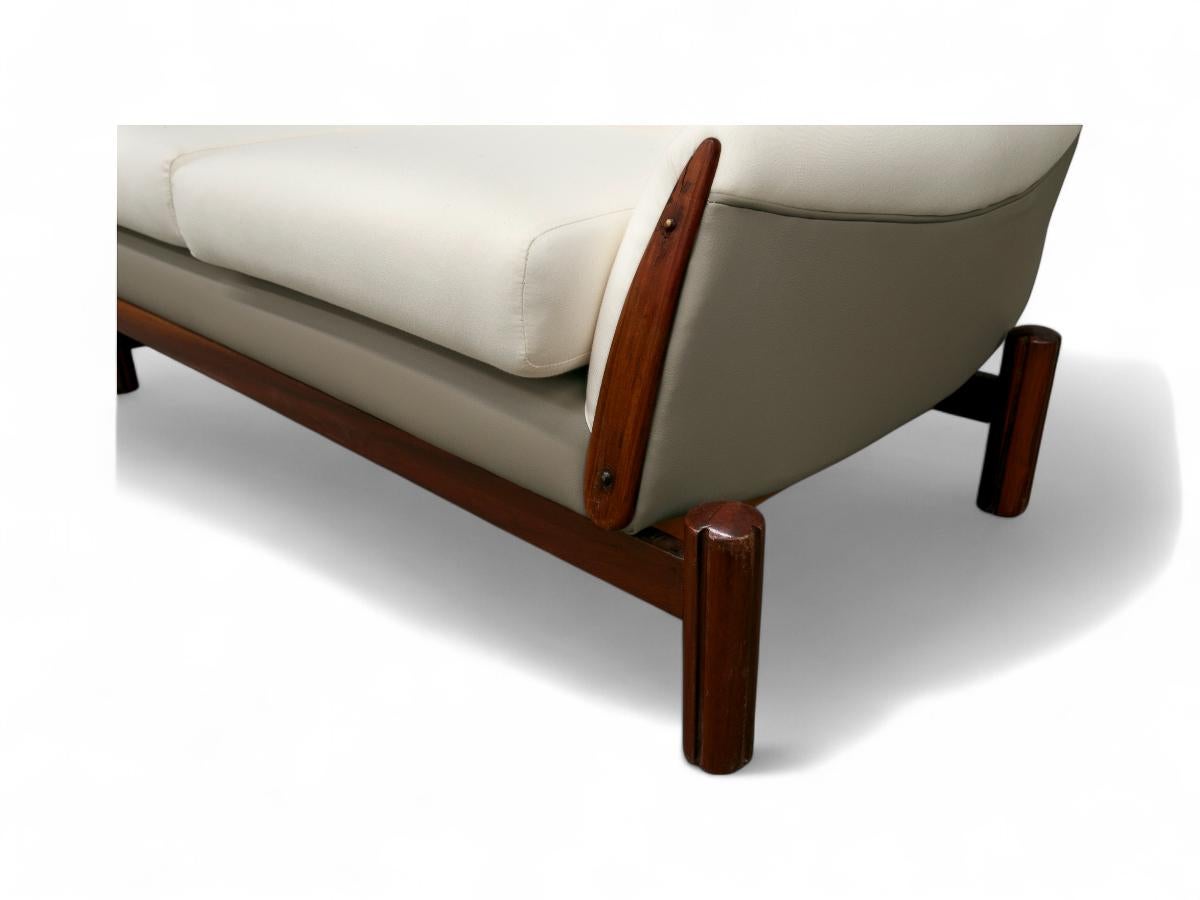 Sofá moderno brasileño de madera, cuero y tela de Cimo, años 60 en Bueno Estado en New York, NY