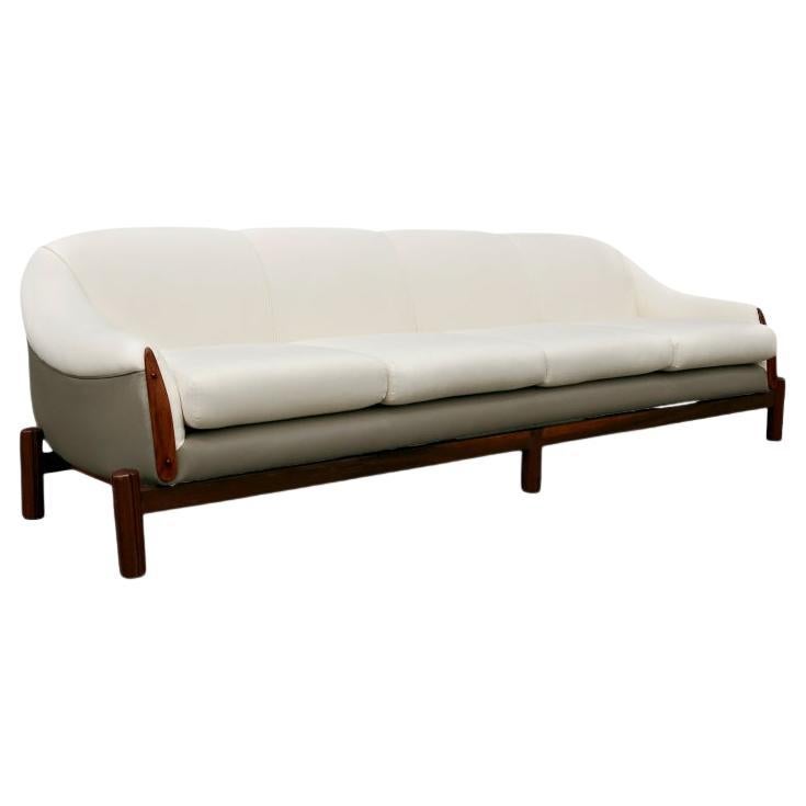Disponible hoy, este sofá moderno brasileño de madera noble, cuero gris y tela blanca de Cimo, años 60, ¡es sencillamente fantástico!

En este espectacular Sofá caben cuatro personas muy cómodamente y tiene una base de palisandro de Brasil (también