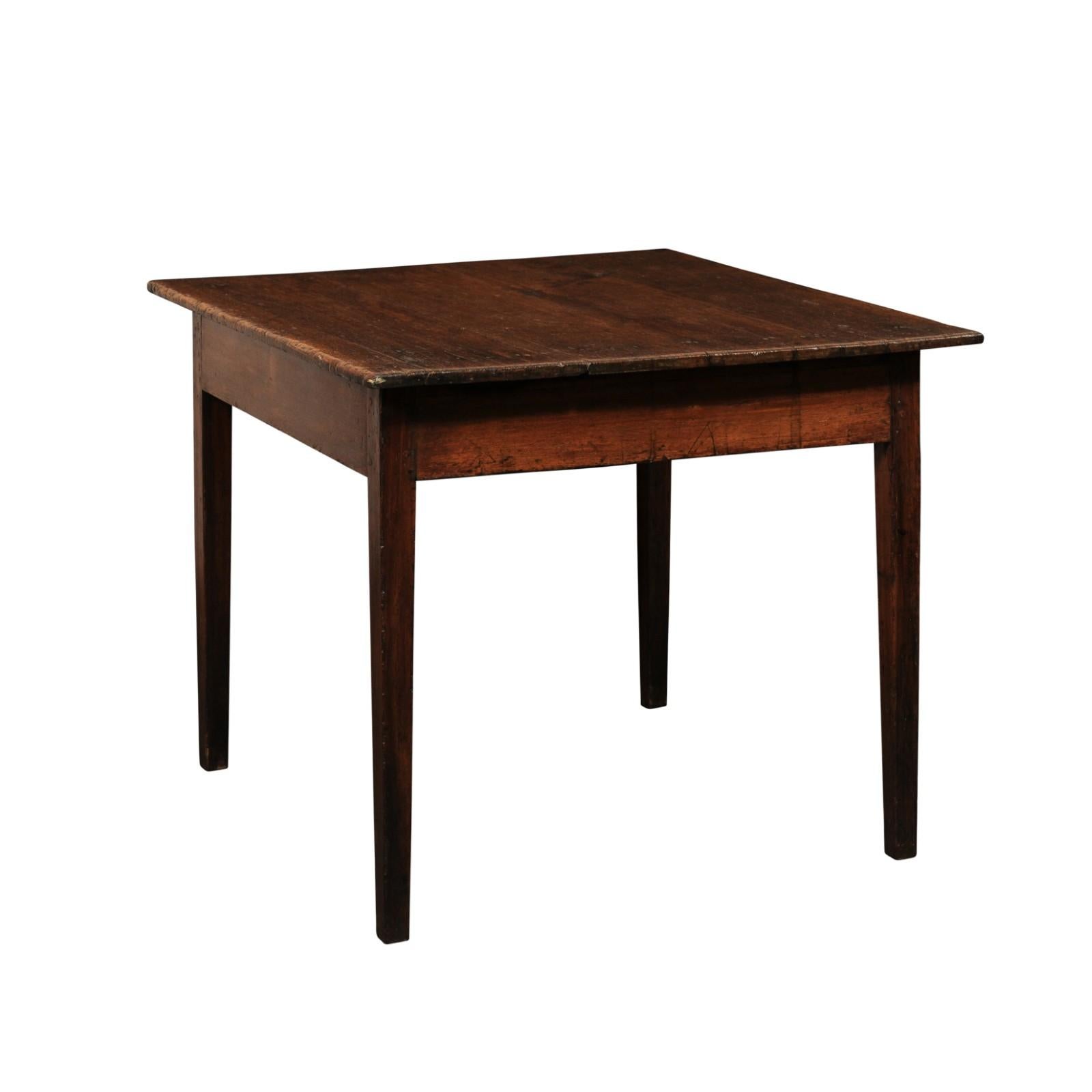 Table en bois de peroba brésilien du XIXe siècle. Cette table ancienne du Brésil a un plateau de forme carrée, surplombant le tablier qui est uni avec une jupe droite. Il repose sur quatre pieds carrés et légèrement effilés. La table est fabriquée