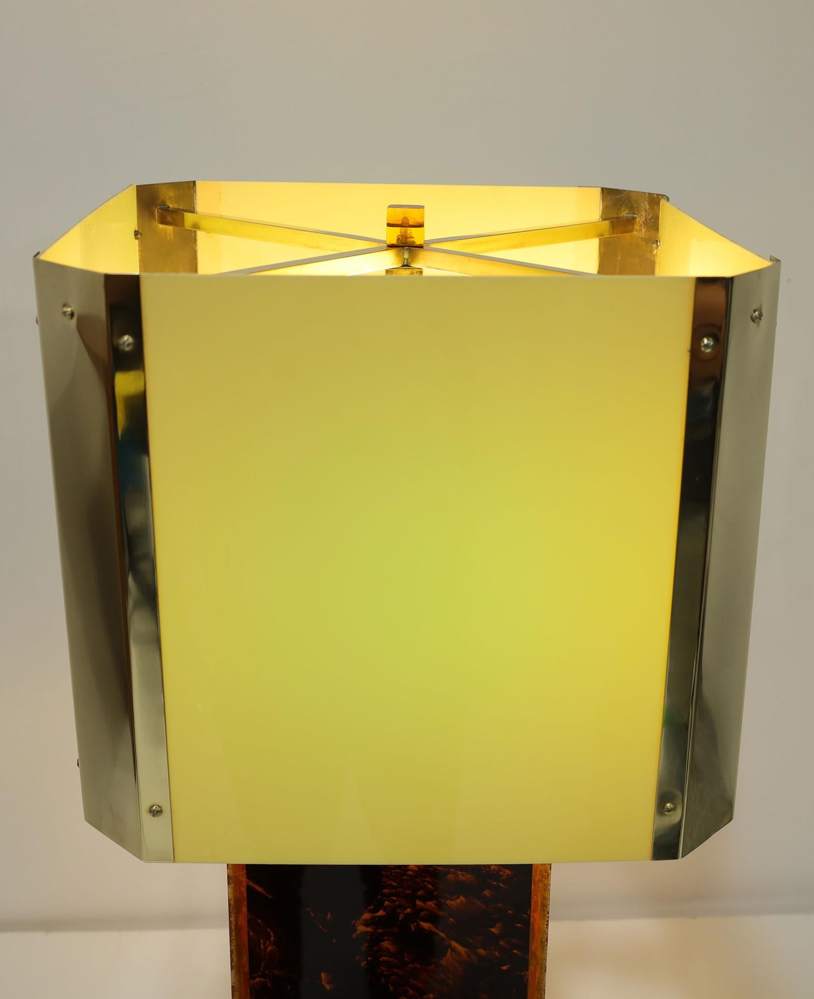 Brasilianische Tischlampen aus Acryl, Harz und Messing im Angebot 5