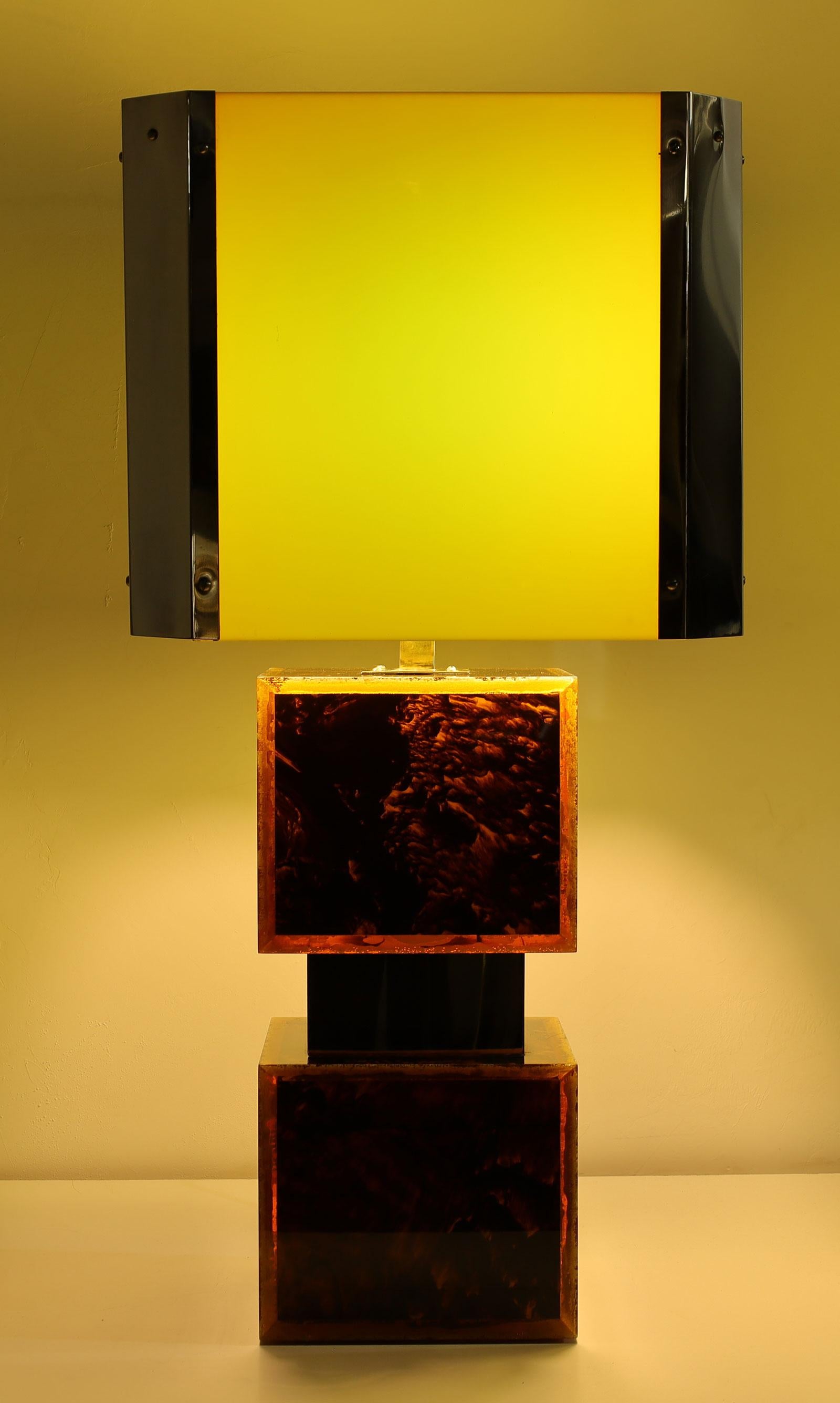 Brasilianische Tischlampen aus Acryl, Harz und Messing im Zustand „Gut“ im Angebot in Dallas, TX