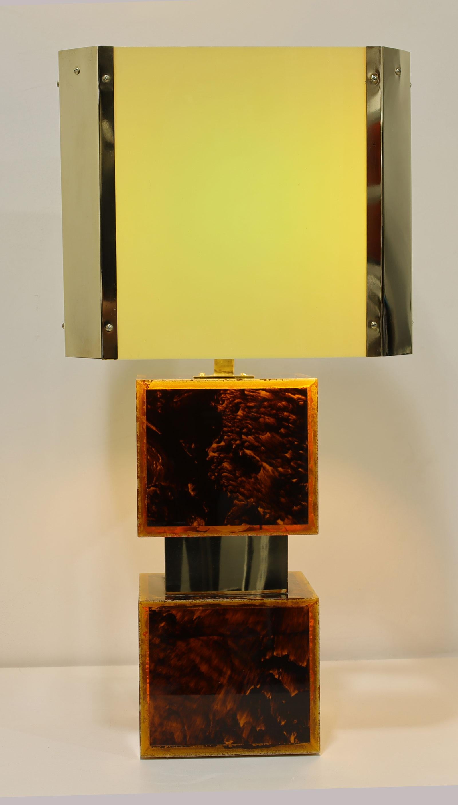 Brasilianische Tischlampen aus Acryl, Harz und Messing (20. Jahrhundert) im Angebot