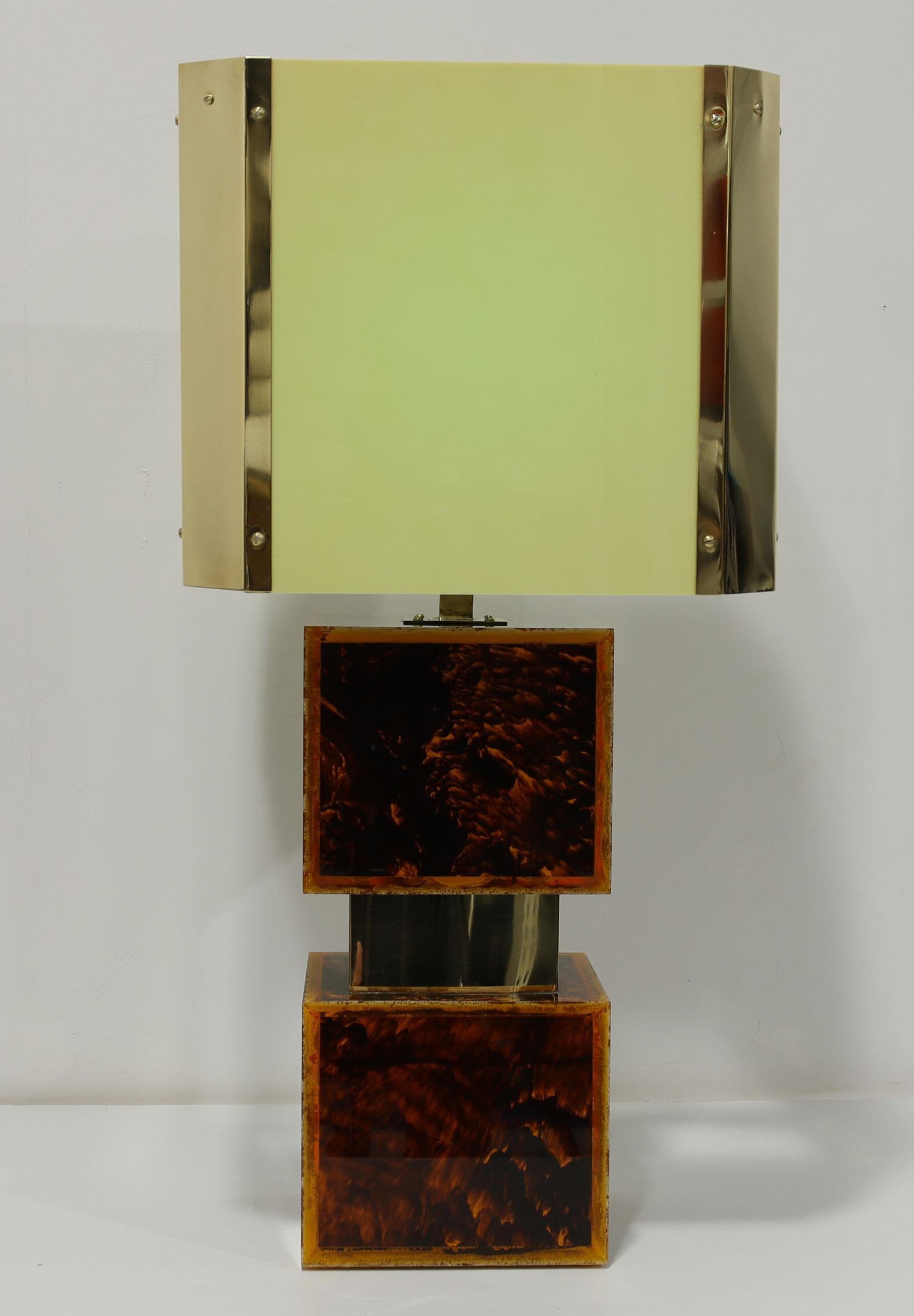 Brasilianische Tischlampen aus Acryl, Harz und Messing im Angebot 4