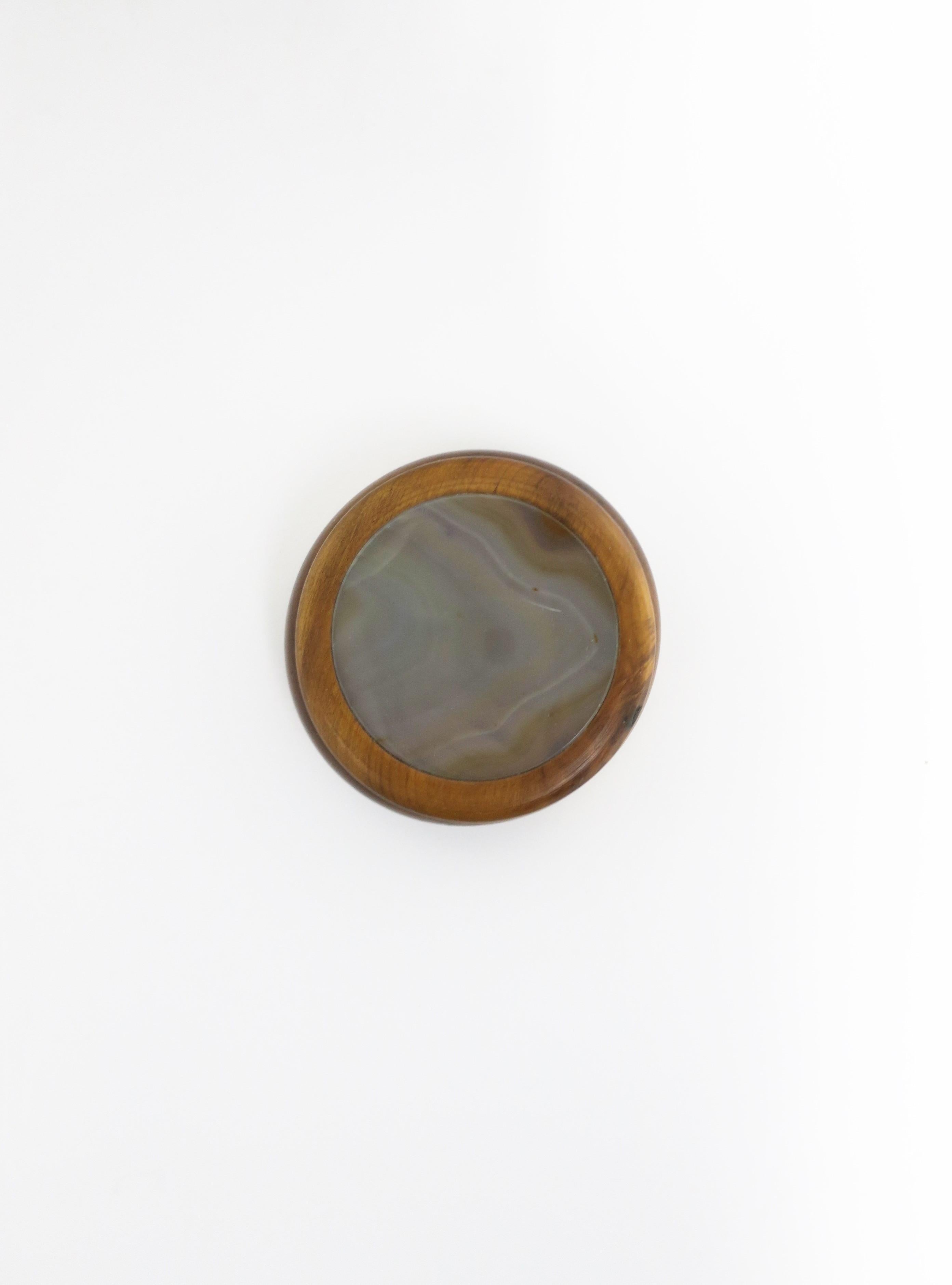 Joyero o baratija redonda de madera brasileña y ónice ágata, de estilo Moderno/Postmoderno, hacia finales del siglo XX, década de 1980, Brasil. El ágata tiene un tono gris claro. Esta pieza sería suficiente para un escritorio, tocador, mesilla de