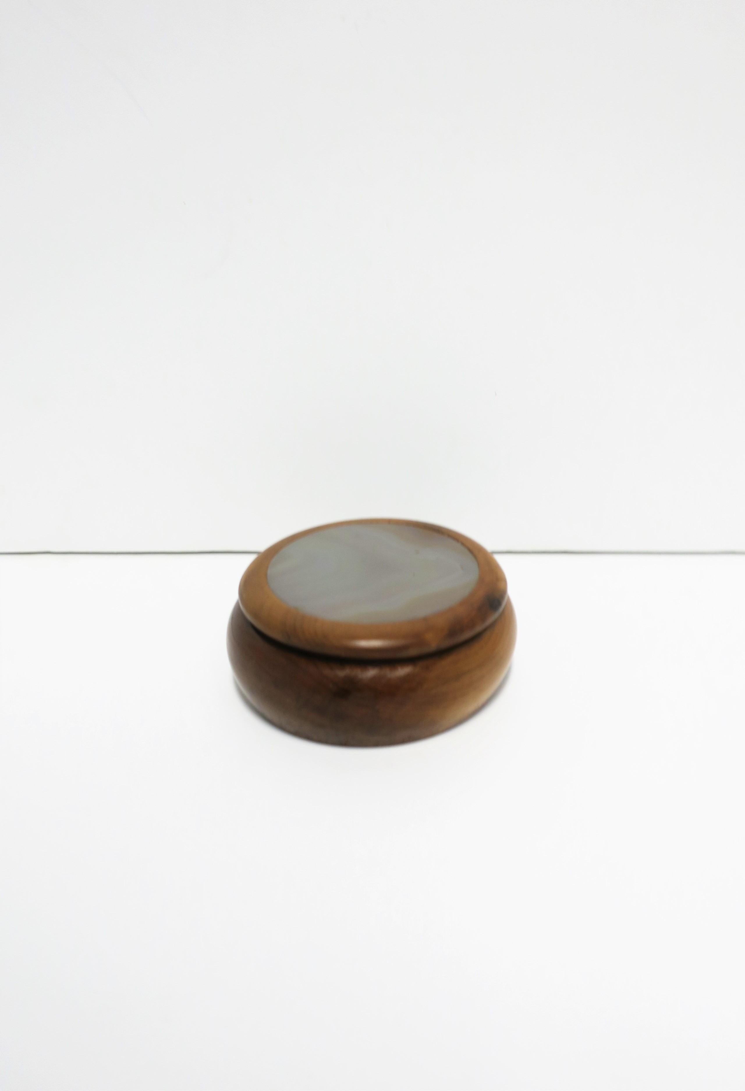20th Century Brazilian Agate Onyx and Wood Round Jewelry or Trinket Box, Brazil, 1980s For Sale