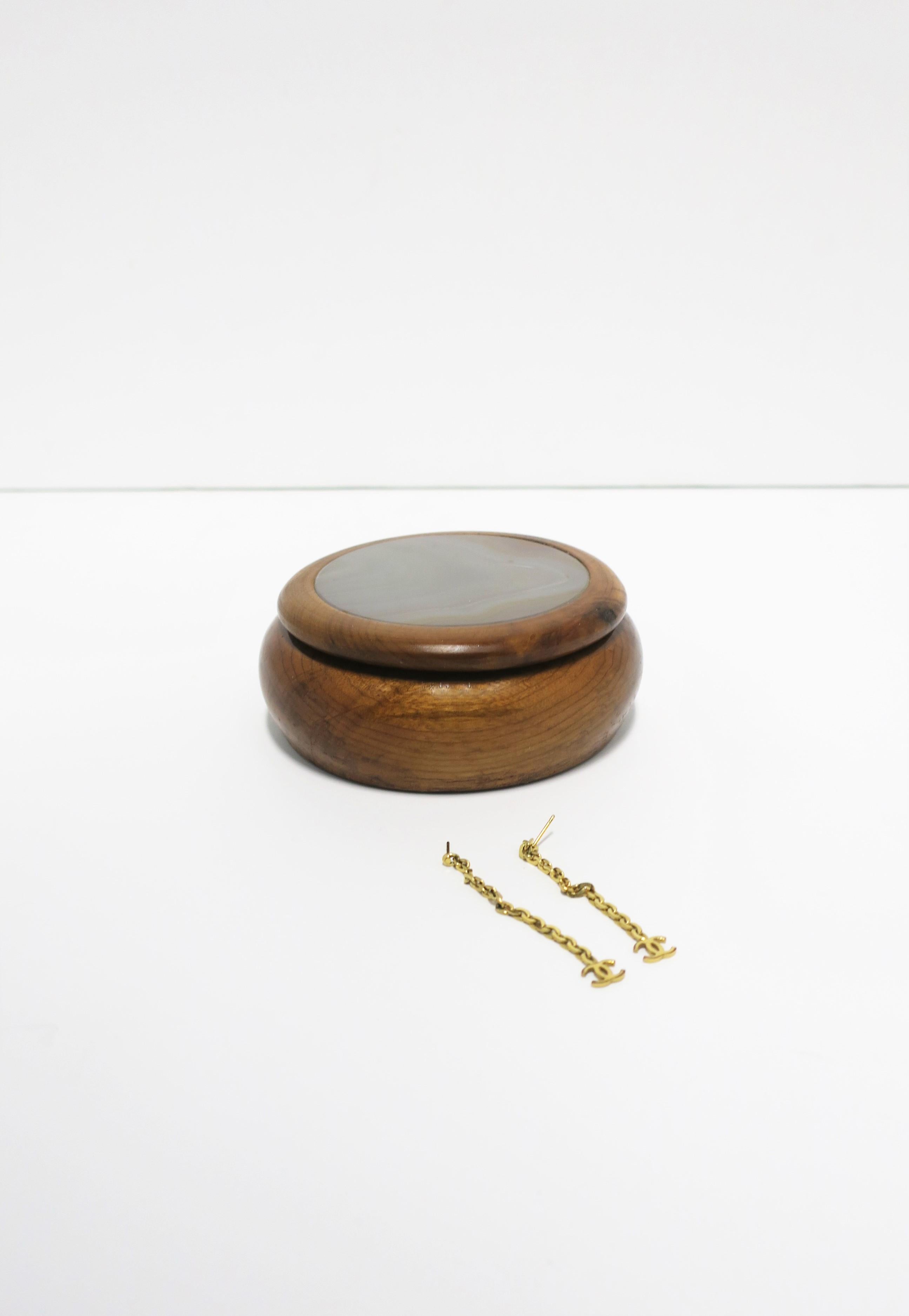 Brazilian Agate Onyx and Wood Round Jewelry or Trinket Box, Brazil, 1980s For Sale 1