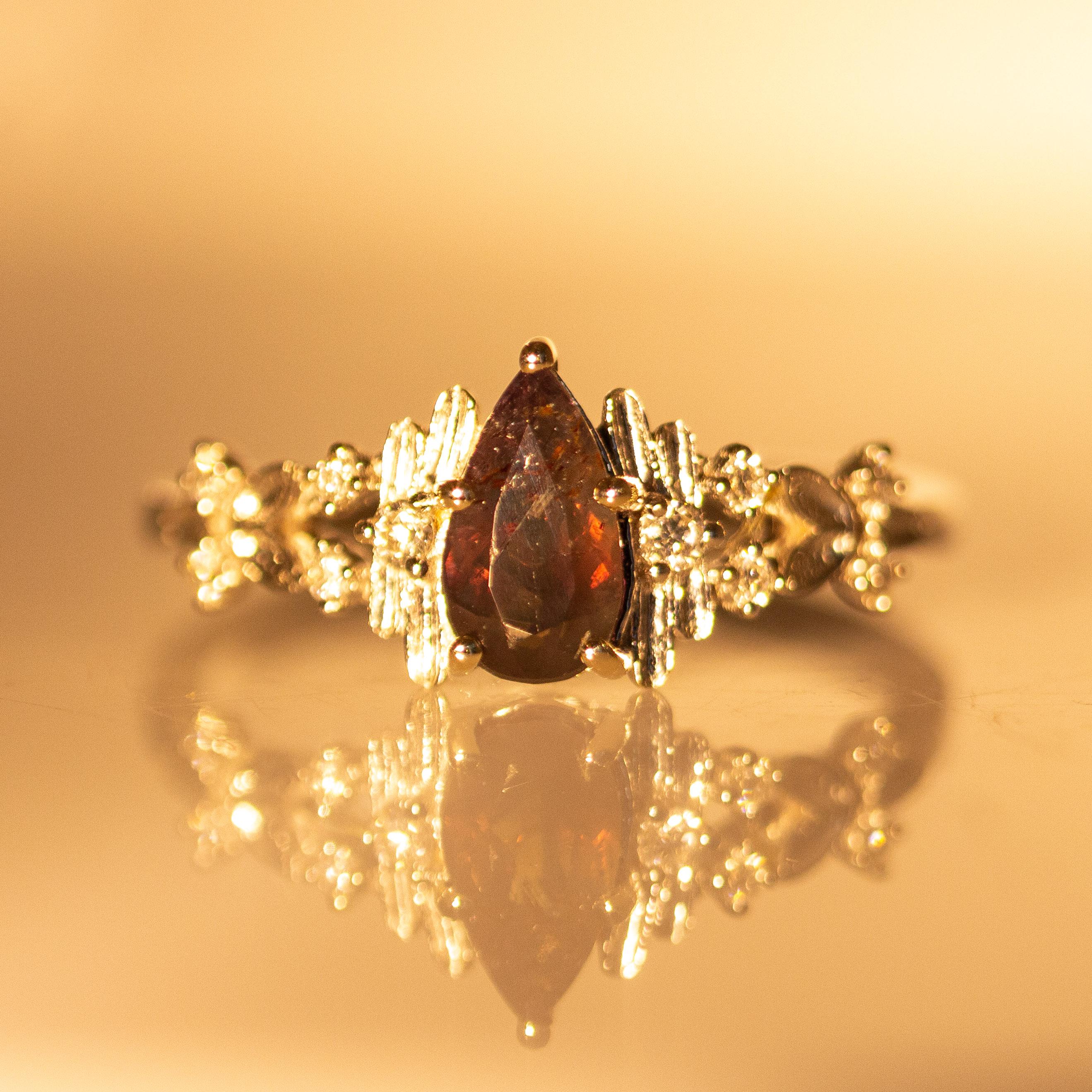 Brazilian Alexandrite and Diamond Ring in 14K Solid Gold  PE 8x4.5mm Corte pera en venta