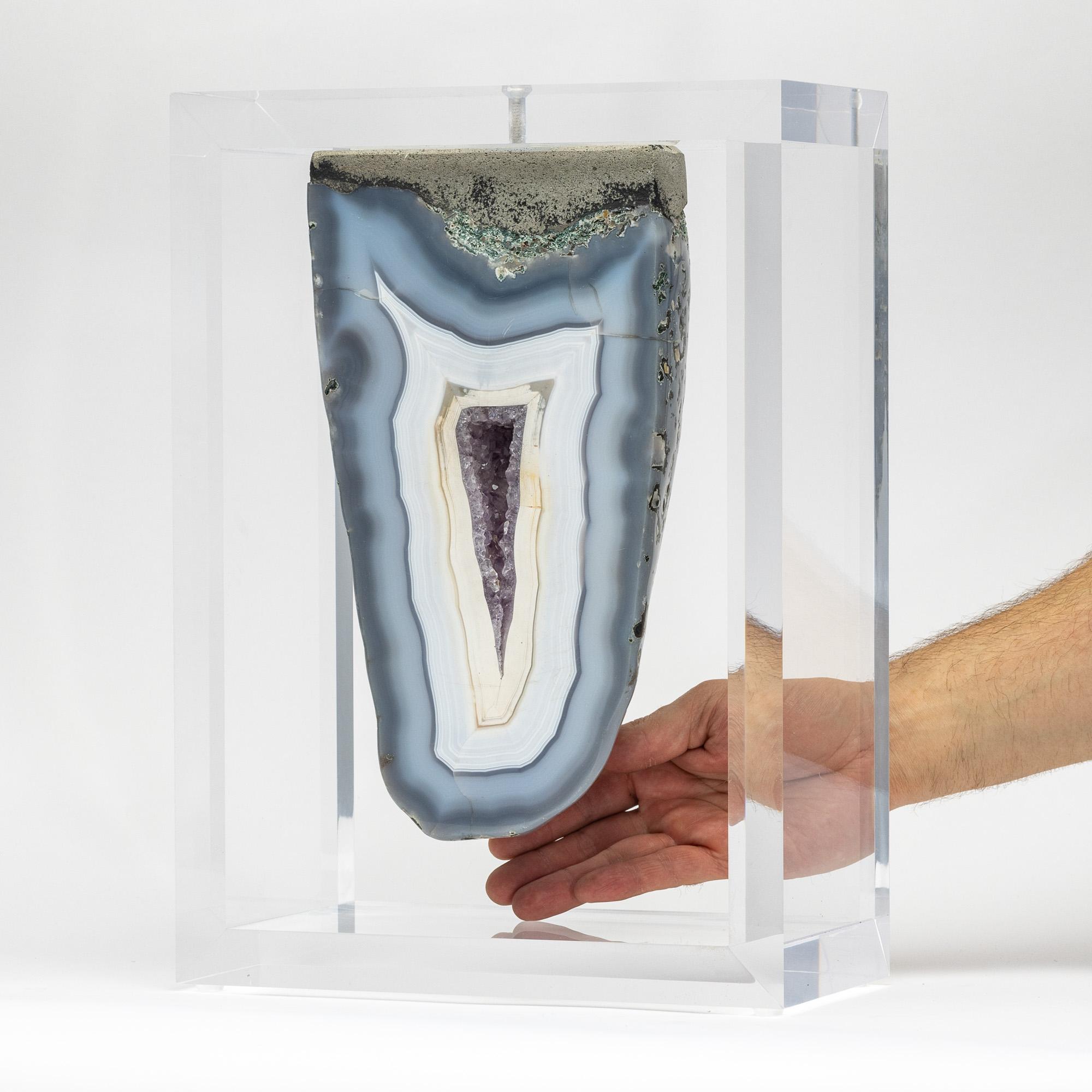Un ejemplar único de Catedrales de Amatista de forma libre procedente de Brasil. Con un impresionante brillo reflectante y líneas de crecimiento naturales.  Montado en un estuche acrílico de diseño original. 

