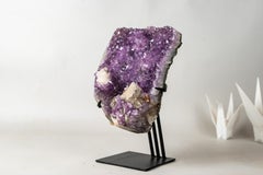 Cluster di ametista brasiliana con calcite cubica, stalattiti floreali e goethite