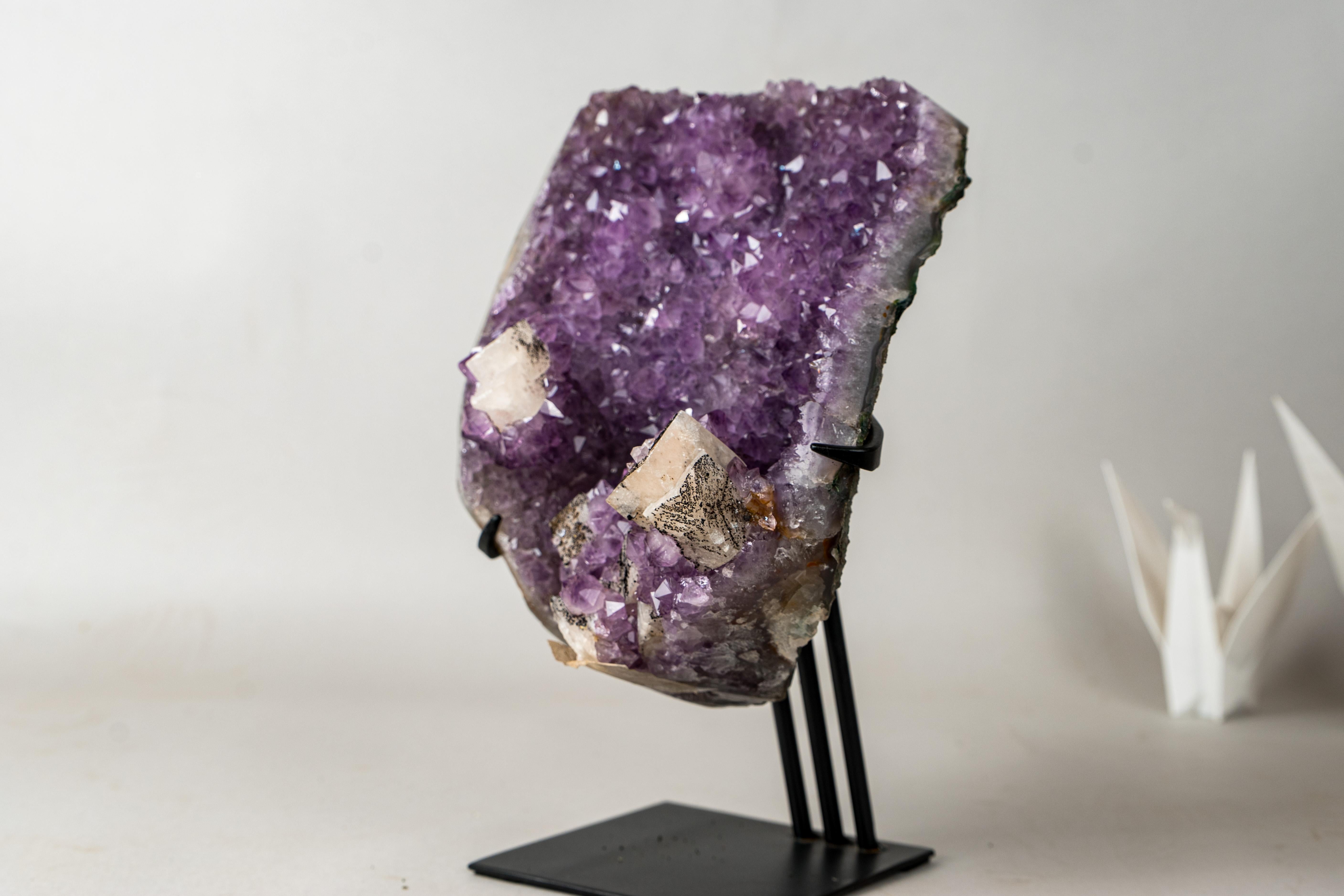 Brésilien Améthyste brésilienne avec calcite cubique, stalactites de fleurs et goethite en vente