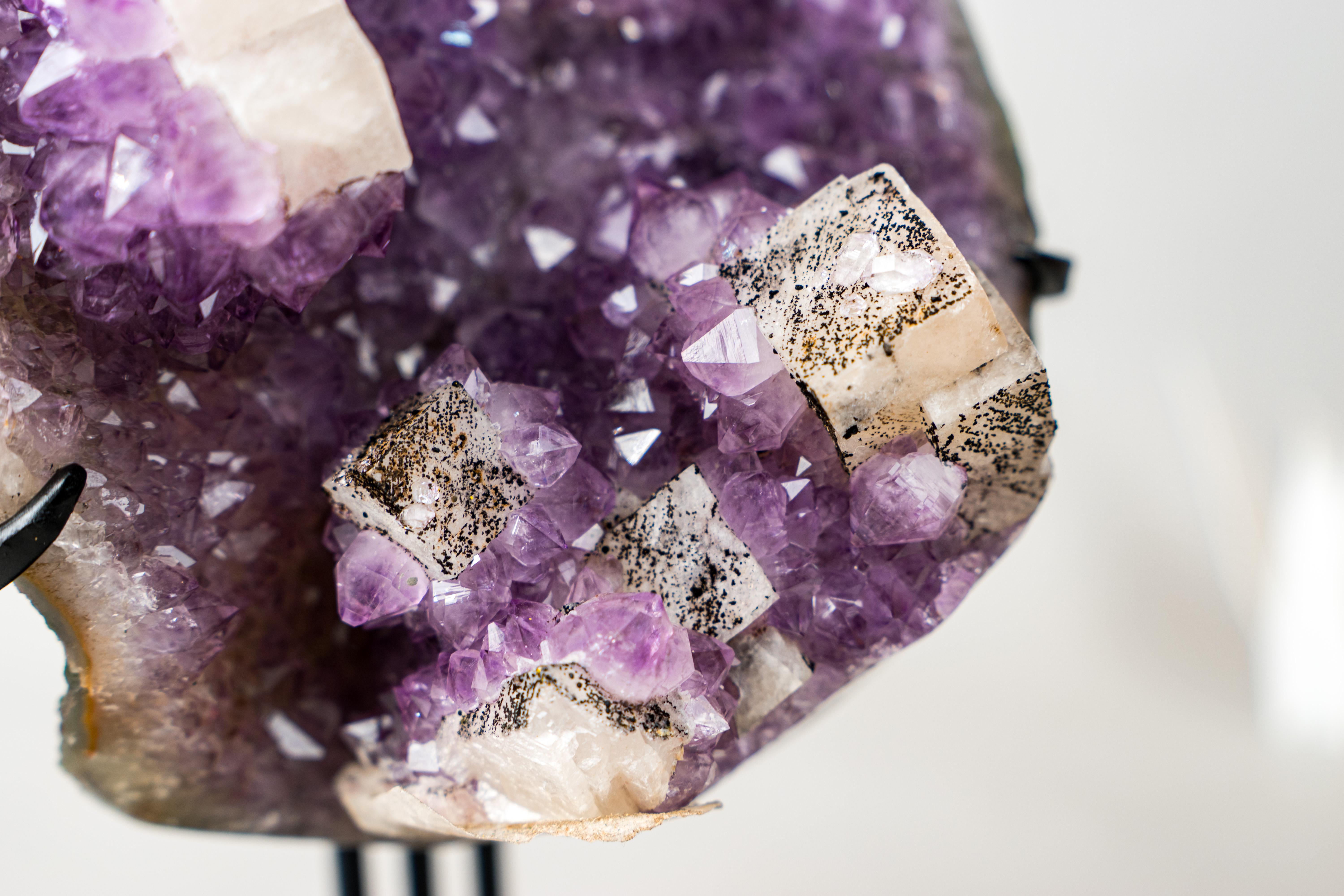 Cristal Améthyste brésilienne avec calcite cubique, stalactites de fleurs et goethite en vente