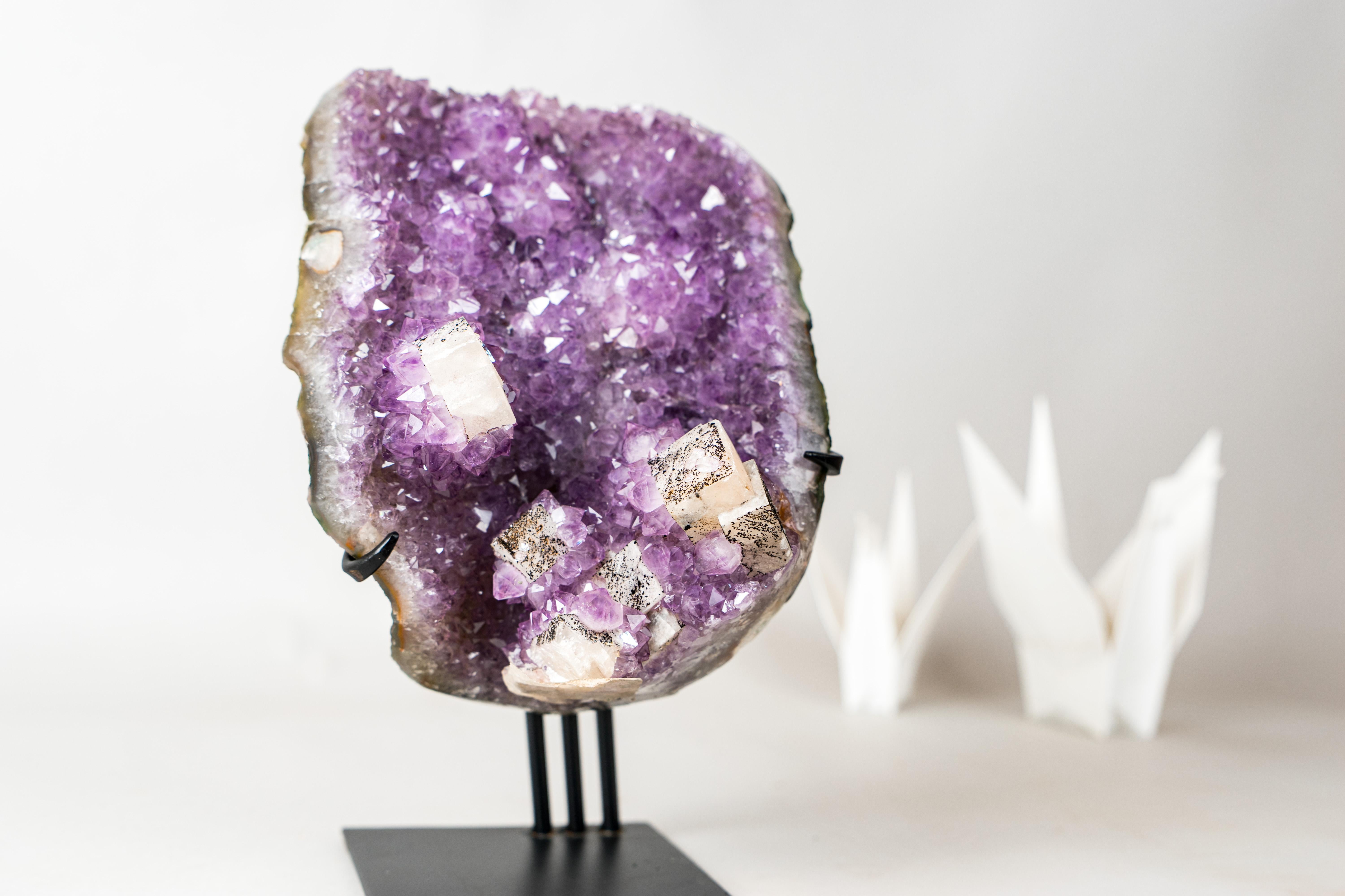 Améthyste brésilienne avec calcite cubique, stalactites de fleurs et goethite en vente 1