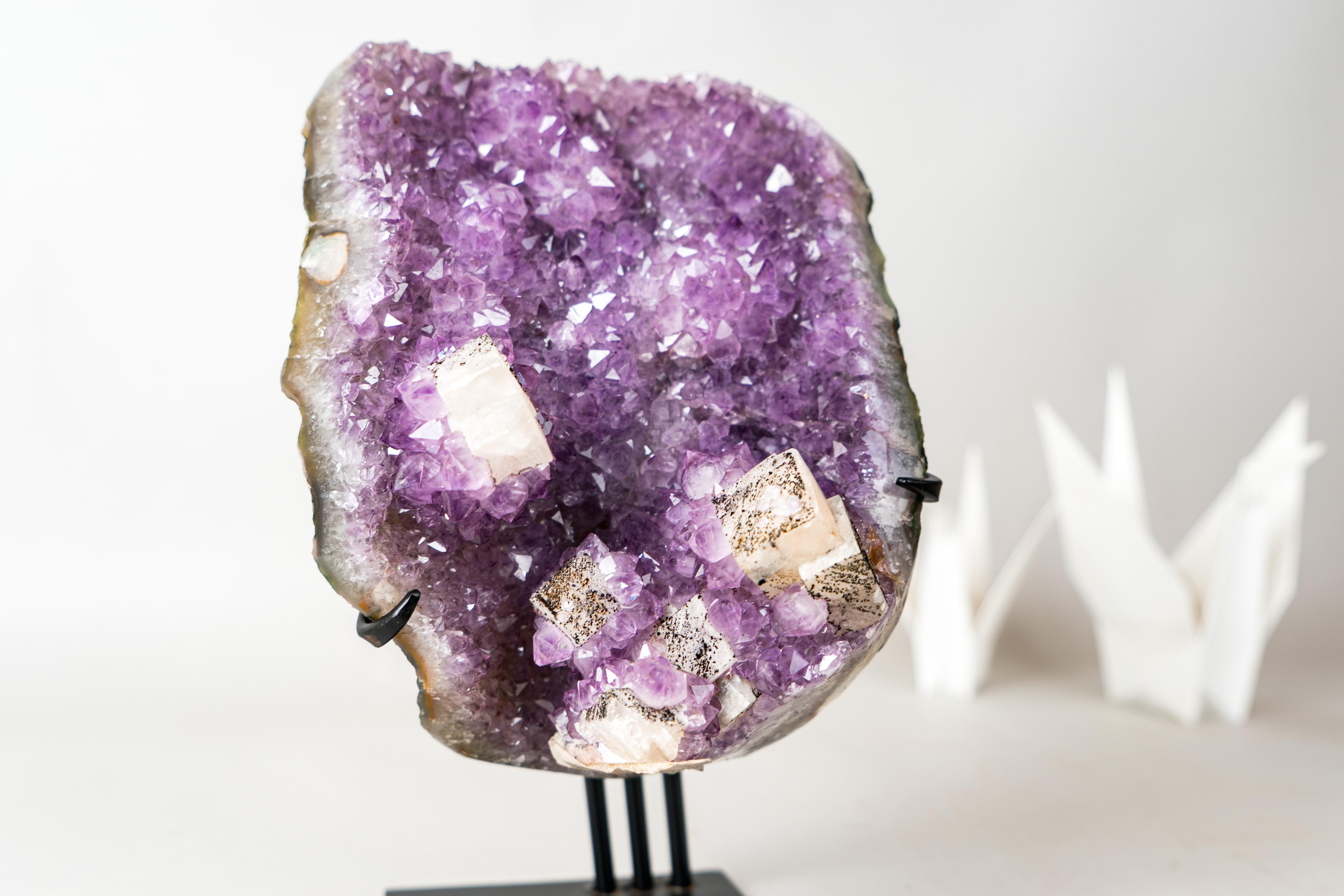 Améthyste brésilienne avec calcite cubique, stalactites de fleurs et goethite en vente 2