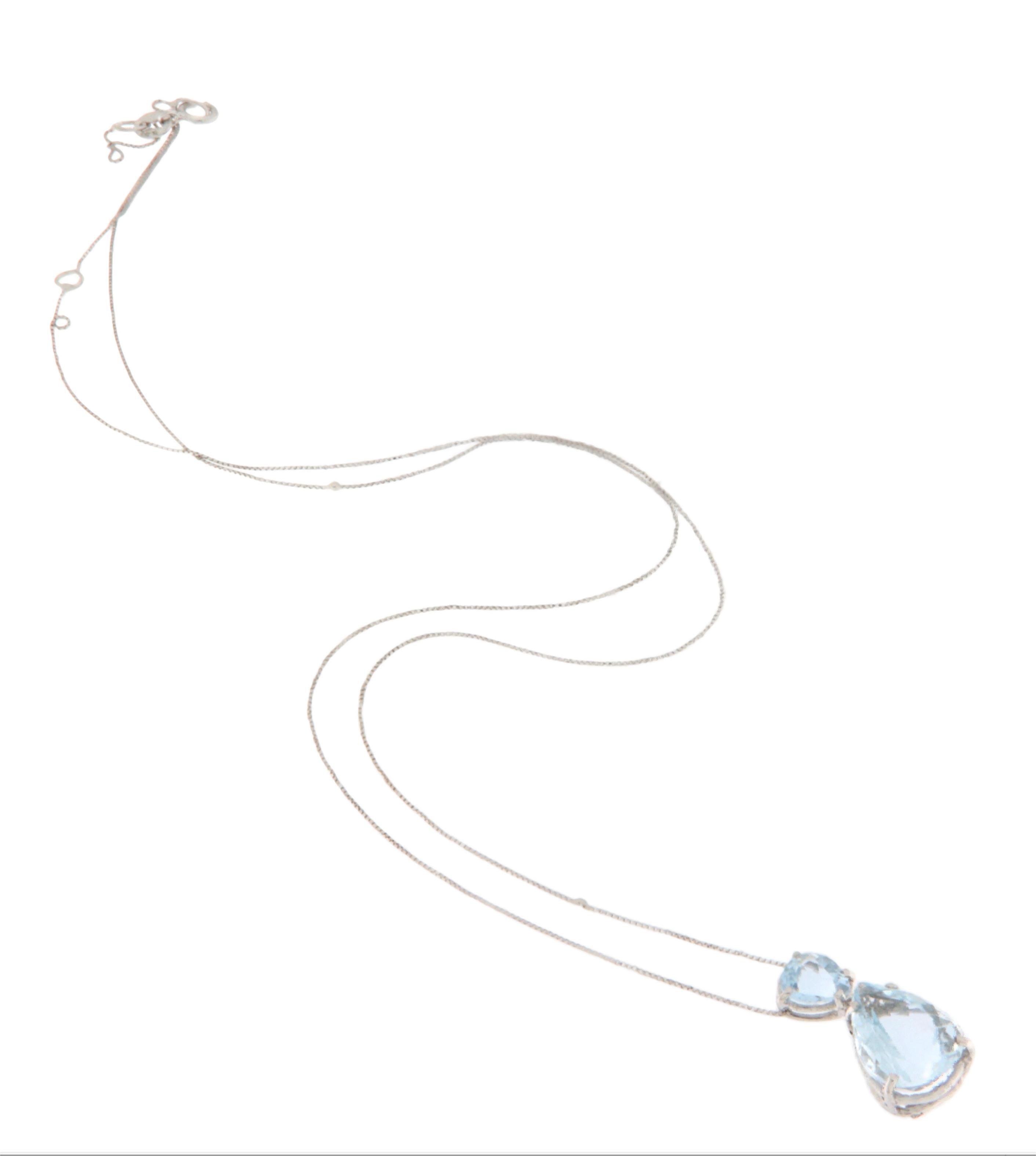 Questa squisita collana con ciondolo è realizzata in oro bianco 750‰ (18K) e mette in mostra due acquamarine brasiliane: una pietra più piccola a forma di goccia nella parte superiore e un'acquamarina più grande a forma di pera appesa sotto, per un