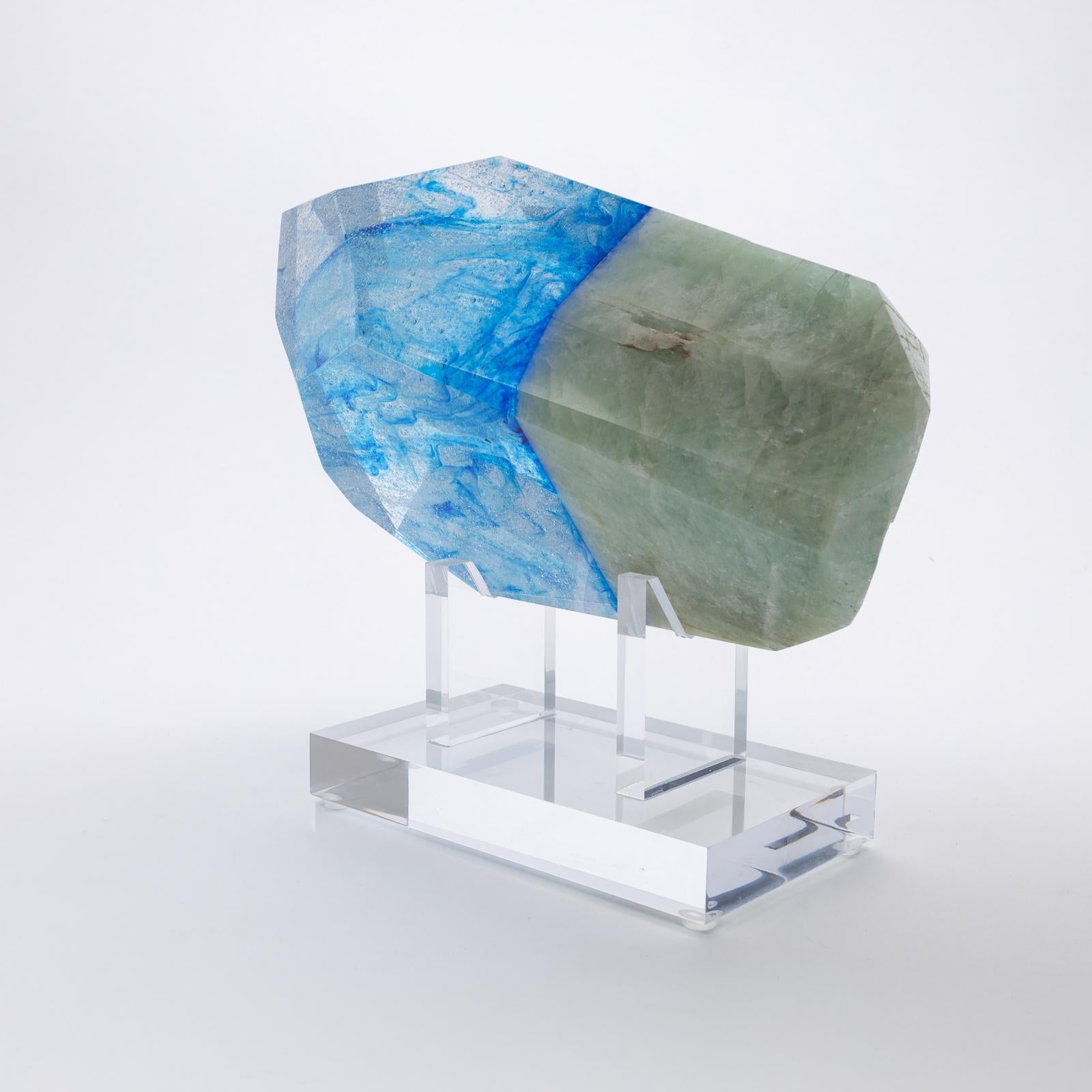 Skulptur aus brasilianischem Aquamarin und blauem Glas auf Acrylsockel (Organische Moderne) im Angebot