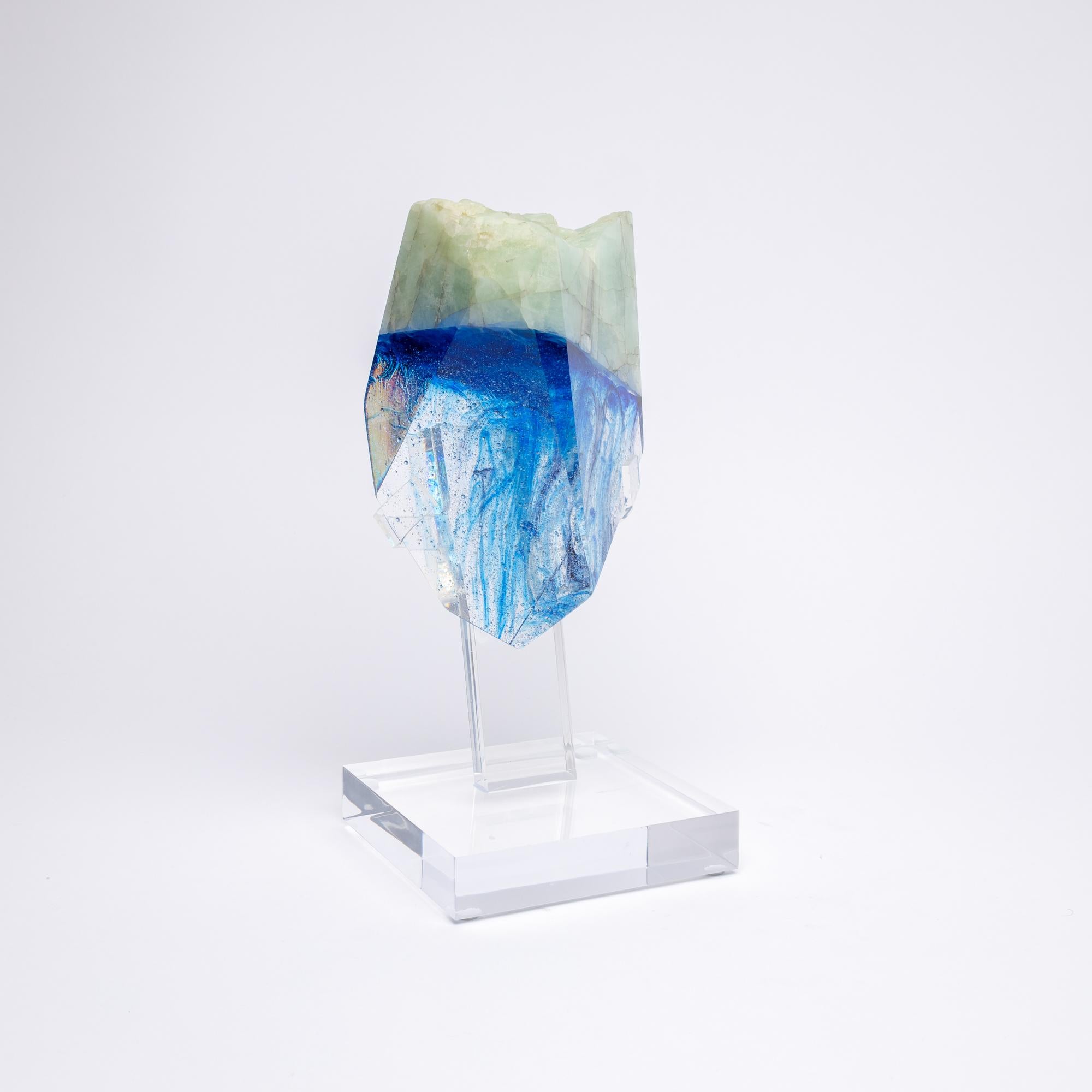 Organique Sculpture de fusion en verre de forme organique avec aigue-marine brésilienne et abat-jour bleu en vente