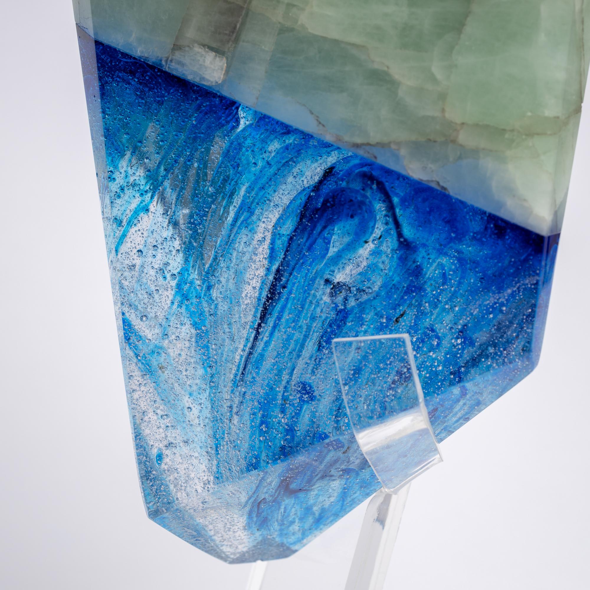 Verre d'art Sculpture de fusion en verre de forme organique avec aigue-marine brésilienne et abat-jour bleu en vente